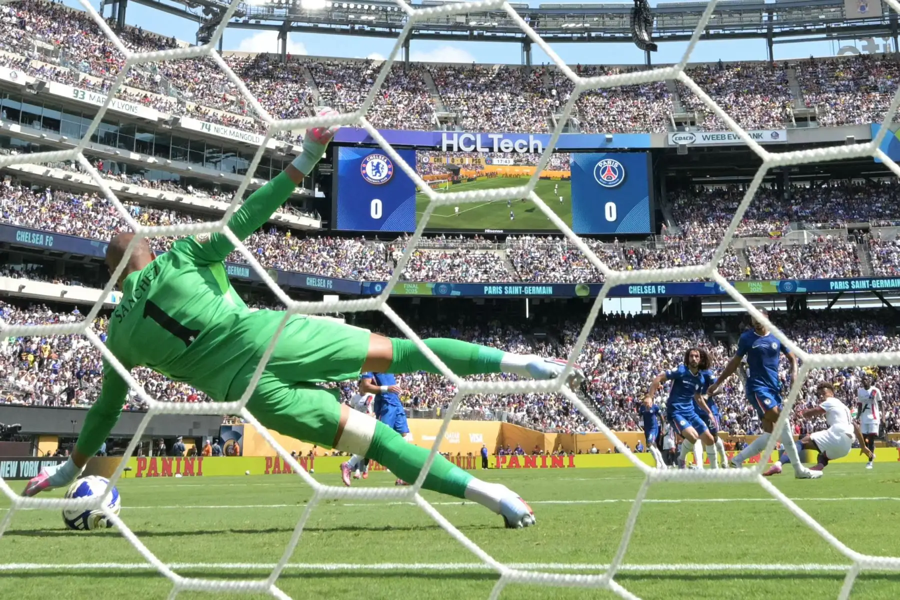 El portero español del Chelsea, Robert Sánchez, detiene el balón durante la final de la Copa Mundial de Clubes de la FIFA 2025 entre el Chelsea de Inglaterra y el Paris Saint-Germain de Francia. Foto: ANDINA/AFP