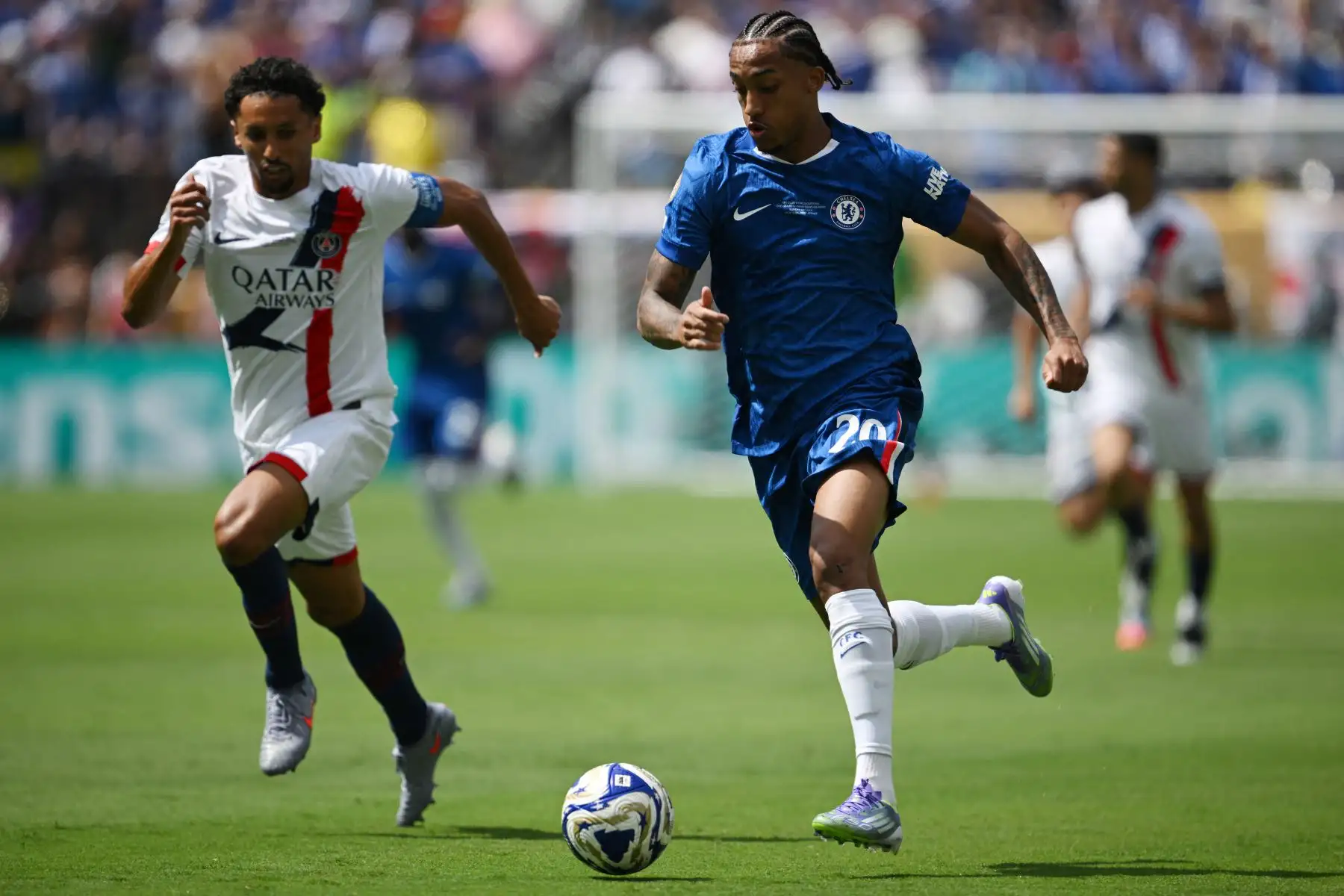 El defensa brasileño del Paris Saint-Germain, Marquinhos, y el delantero brasileño del Chelsea, Joao Pedro, luchan por el balón durante la final de la Copa Mundial de Clubes de la FIFA 2025 entre el Chelsea de Inglaterra y el Paris Saint-Germain de Francia. Foto: ANDINA/AFP