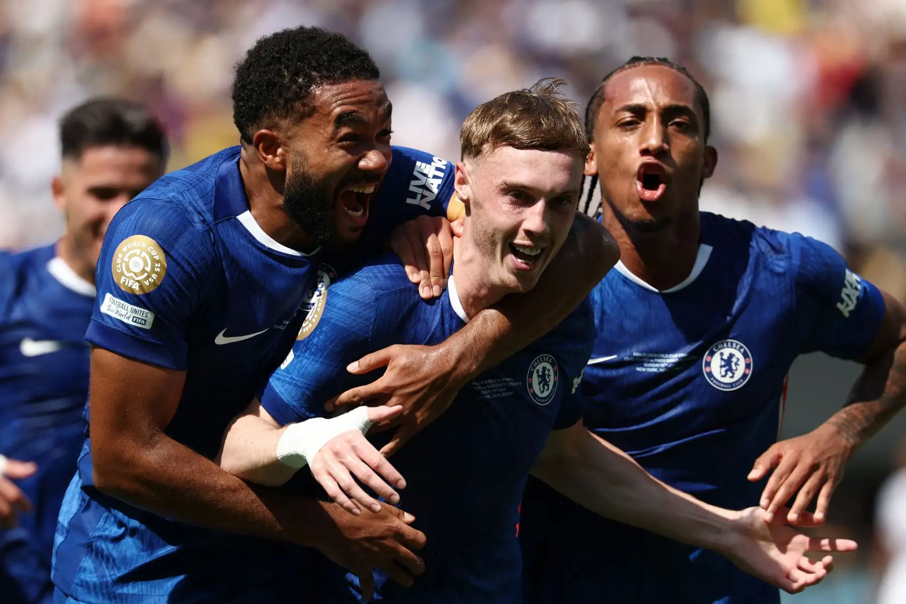 El defensa inglés del Chelsea, Reece James, el mediocampista inglés del Chelsea, Cole Palmer, y el delantero brasileño del Chelsea, Joao Pedro, celebran después de que el mediocampista inglés del Chelsea, Cole Palmer, anotara durante la final de la Copa Mundial de Clubes de la FIFA 2025 entre el Chelsea de Inglaterra y el Paris Saint-Germain de Francia. Foto: ANDINA/AFP