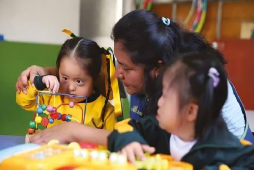 Este año se proyecta que 53, 500 instituciones educativas conformen su SAE, lo que permitirá capacitar a 389 947 docentes y beneficiar directamente a más de 6 millones de estudiantes.