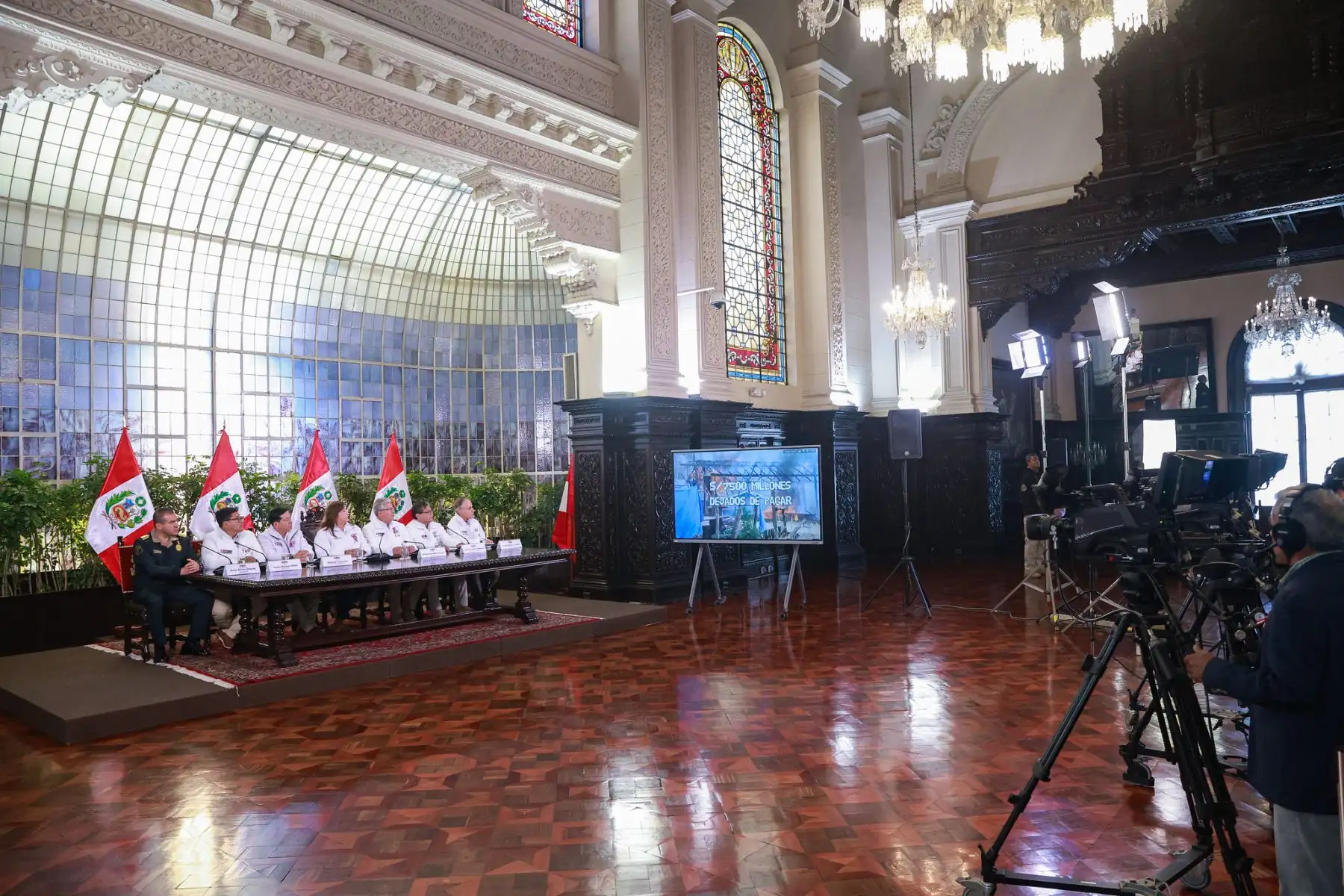 La presidenta de la república, Dina Boluarte Zegarra, lidera la presentación de la estrategia nacional para impulsar una minería formal, responsable y sostenible en todo el país. 
Foto: ANDINA/Prensa Presidencia
