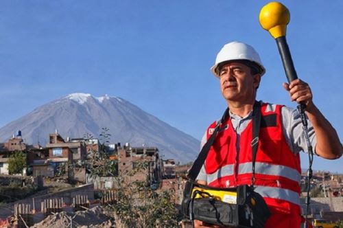Medición de la radiación de antenas de telecomunicaciones en Perú. Foto: Cortesía.