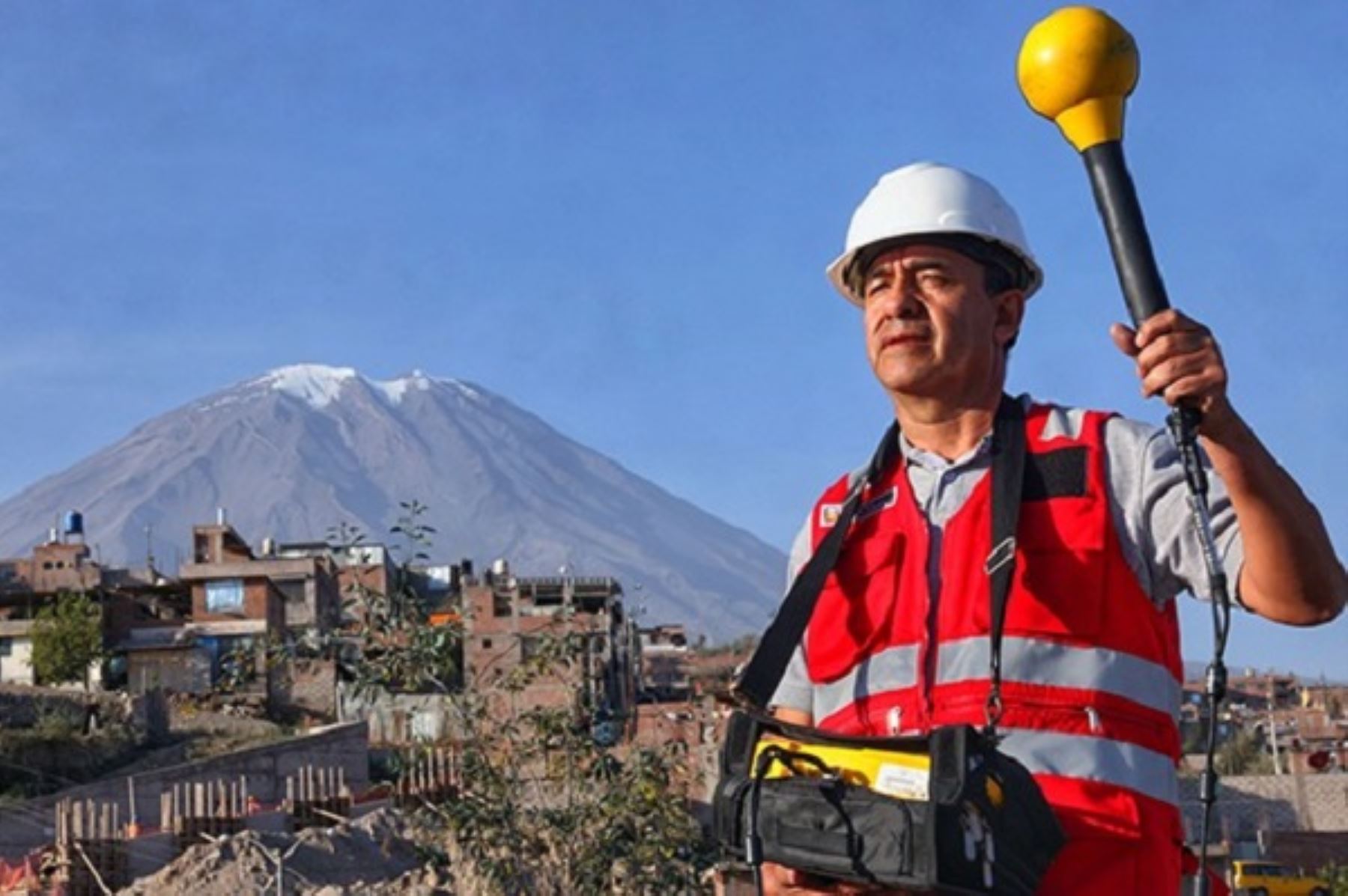 Medición de la radiación de antenas de telecomunicaciones en Perú. Foto: Cortesía.
