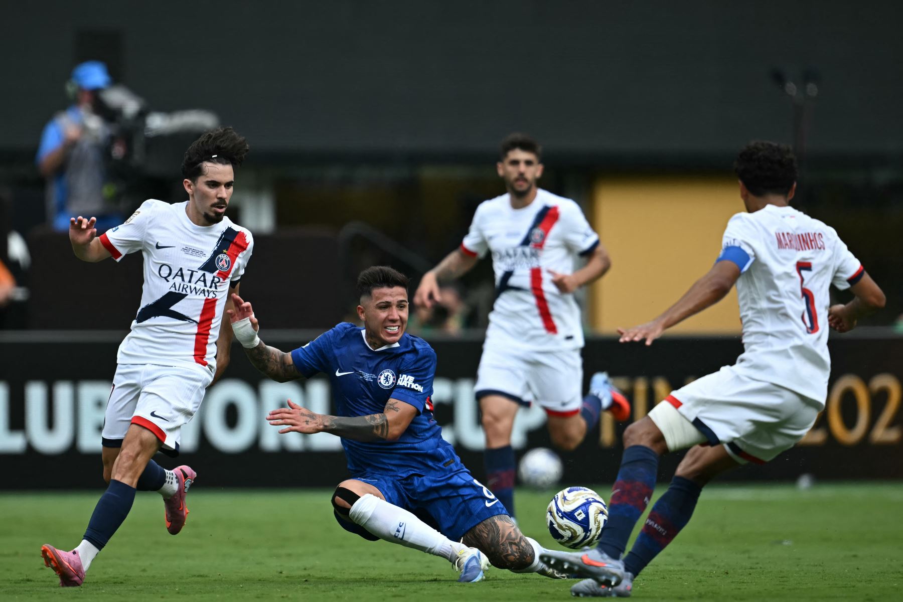 El centrocampista portugués del Paris Saint-Germain Vitinha  y el defensor brasileño Marquinhos del Paris Saint-Germain luchan por el balón con el centrocampista argentino del Chelsea Enzo Fernández  durante la final de la Copa Mundial de Clubes de la FIFA 2025 entre el Chelsea de Inglaterra y el Paris Saint-Germain de Francia en el MetLife Stadium en East Rutherford, Nueva Jersey.
Foto: AFP