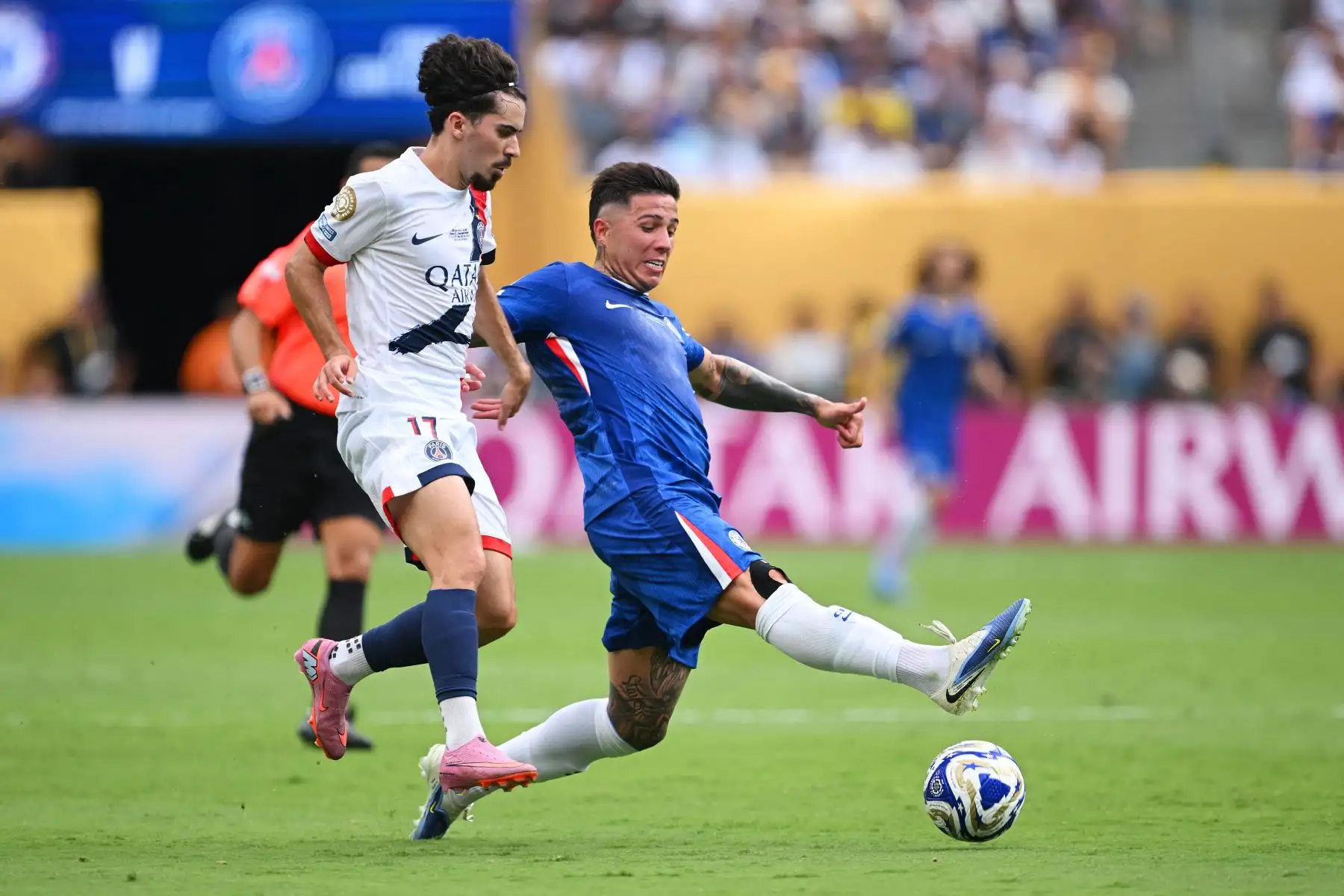Vitinha del Paris Saint-Germain, disputa la posesión con Enzo Fernández del Chelsea FC, durante la final de la Copa Mundial de Clubes de la FIFA 2025 entre el Chelsea FC y el Paris Saint-Germain en el Estadio MetLife.
Foto: AFP