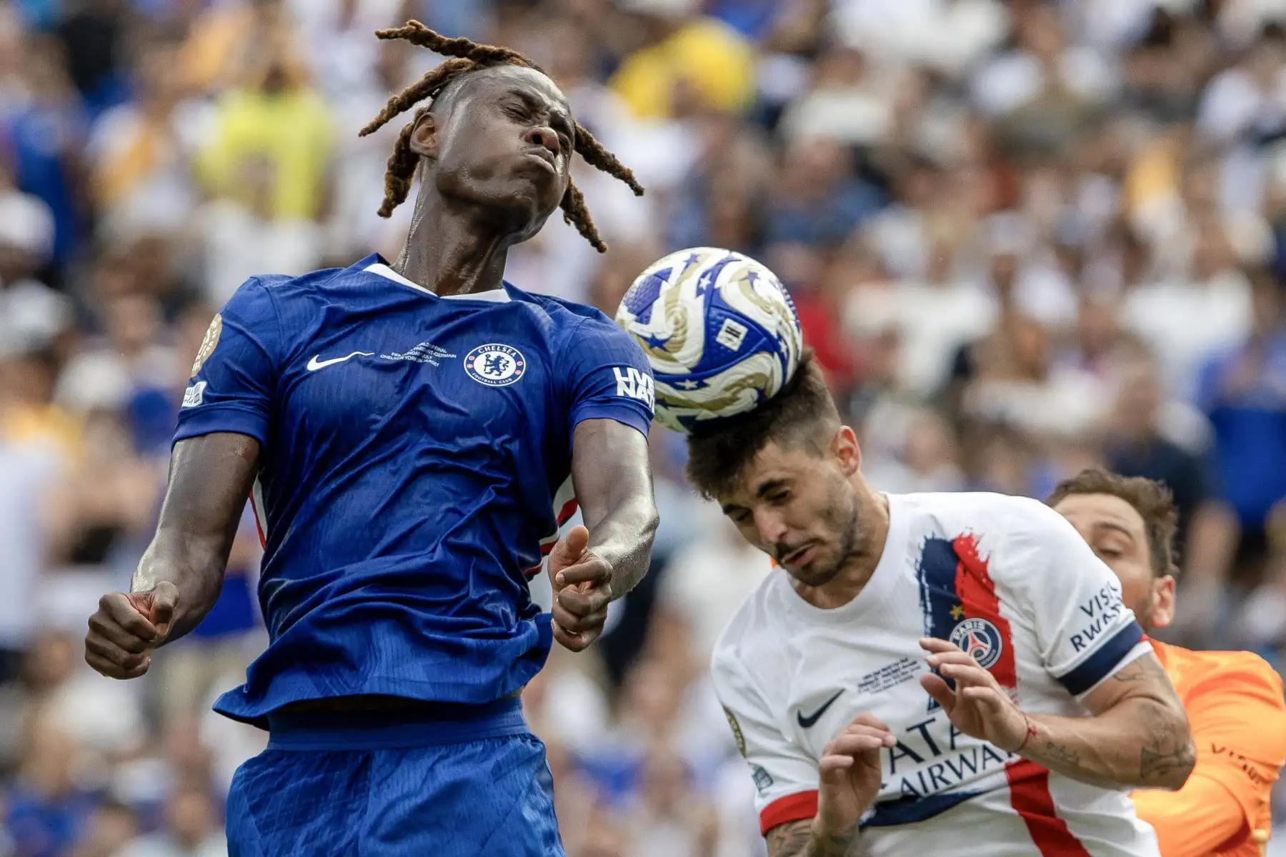 Trevoh Chalobah  de Chelsea disputó el balón con Lucas Beraldo de PSG, durante la final del Mundial de Clubes entre Chelsea FC y París Saint-Germain en el estadio MetLife en Nueva Jersey.
Foto: EFE