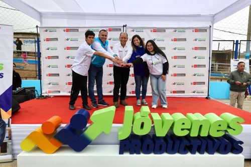 Ministro de Trabajo y Promoción del Empleo, Daniel Maurate Romero, presentó a los jóvenes de Ventanilla, la capacitación dual. Foto: Cortesía.