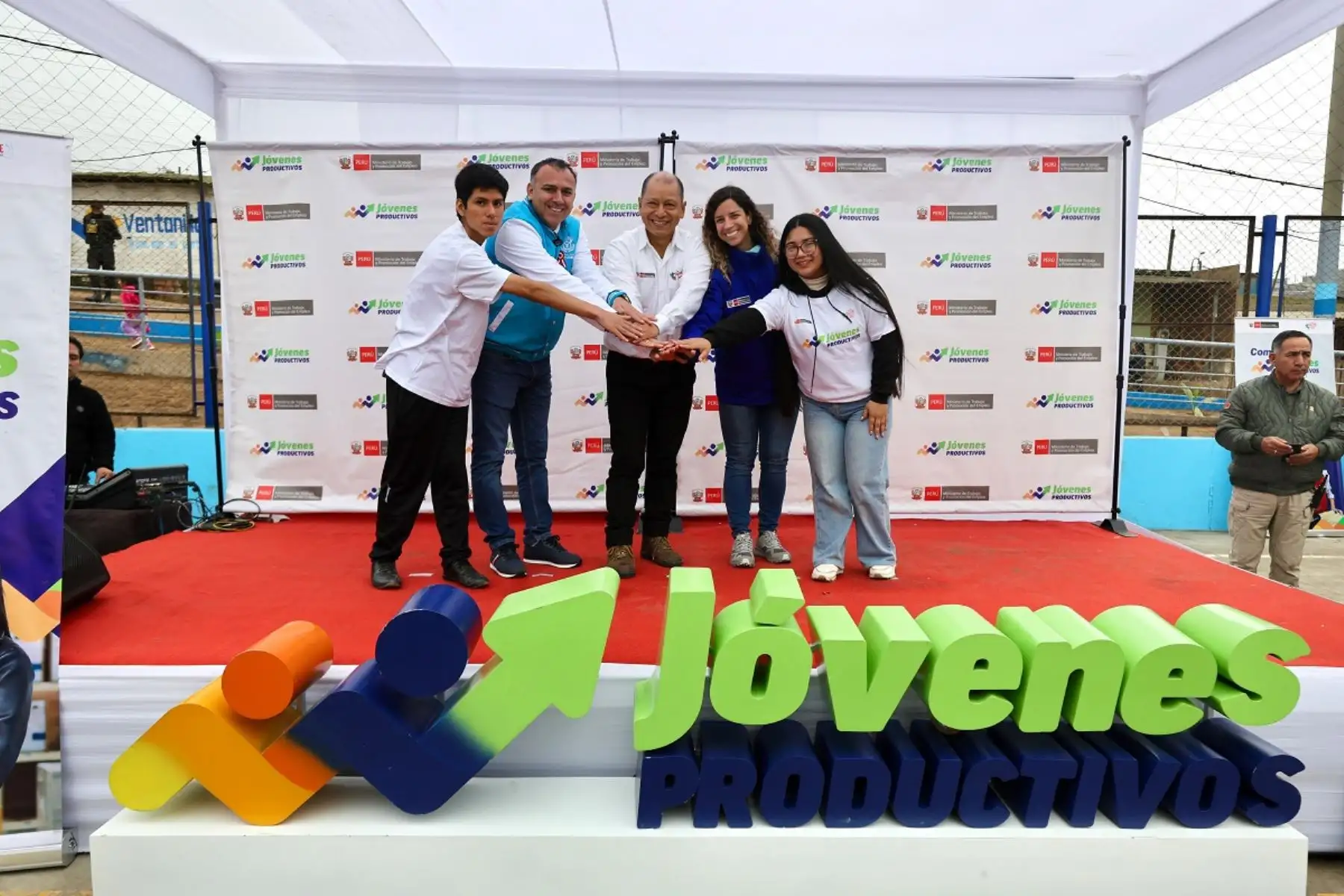 Ministro de Trabajo y Promoción del Empleo, Daniel Maurate Romero, presentó a los jóvenes de Ventanilla, la capacitación dual. Foto: Cortesía.