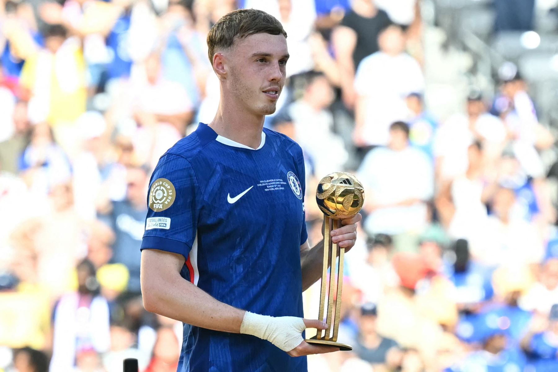 El centrocampista inglés  del Chelsea, Cole Palmer, posa con el Premio Balón de Oro durante la ceremonia de premiación al final del partido final de la Copa Mundial de Clubes de la FIFA 2025 entre el Chelsea de Inglaterra y el Paris Saint-Germain de Francia en el Estadio MetLife en East Rutherford, Nueva Jersey.
Foto: AFP