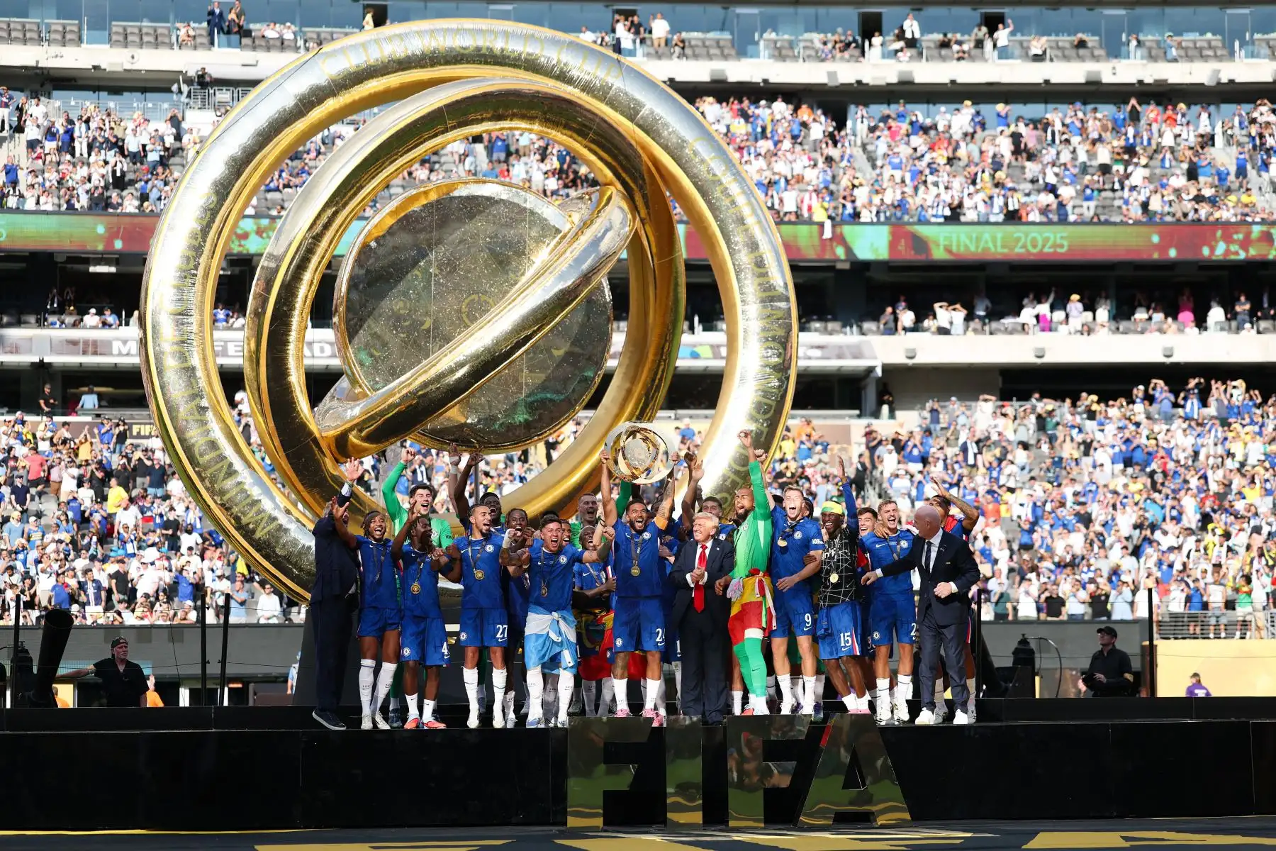 Reece James  del Chelsea FC levanta el trofeo de la Copa Mundial de Clubes de la FIFA tras la victoria de su equipo en la final de la Copa Mundial de Clubes de la FIFA 2025 entre el Chelsea FC y el Paris Saint-Germain en el Estadio MetLife.
Foto: AFP