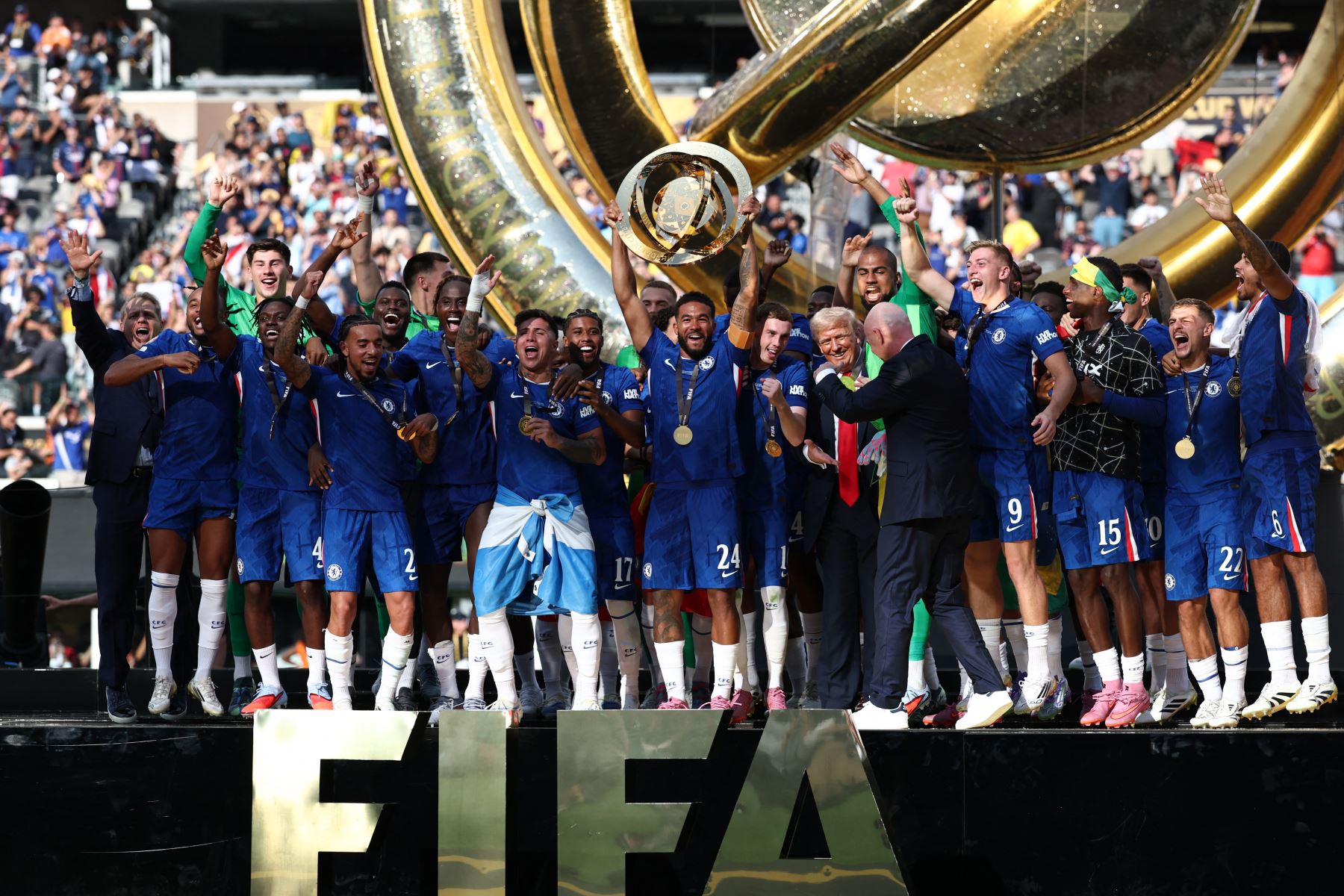 El defensor inglés del Chelsea, Reece James, levanta el trofeo con sus compañeros de equipo durante la ceremonia de premiación de los campeones de la Copa Mundial de Clubes de la FIFA 2025, luego del último partido de fútbol entre el Chelsea de Inglaterra y el Paris Saint-Germain de Francia en el MetLife Stadium en East Rutherford, Nueva Jersey.
Foto: AFP