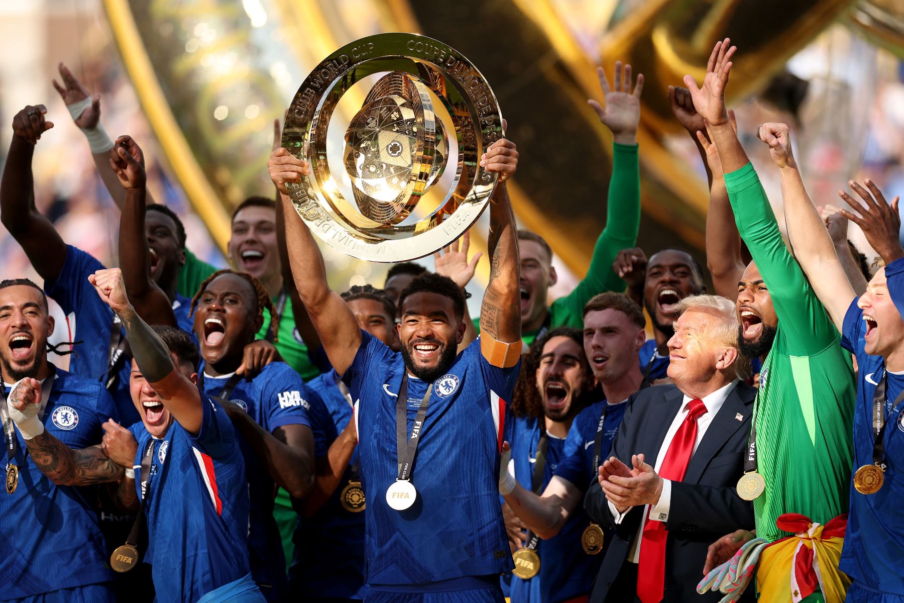 Reece James del Chelsea FC levanta el trofeo de la Copa Mundial de Clubes de la FIFA tras la victoria de su equipo en la final de la Copa Mundial de Clubes de la FIFA 2025 entre el Chelsea FC y el Paris Saint-Germain en el Estadio MetLife el 13 de julio de 2025 en East Rutherford, Nueva Jersey. 
Foto: AFP
