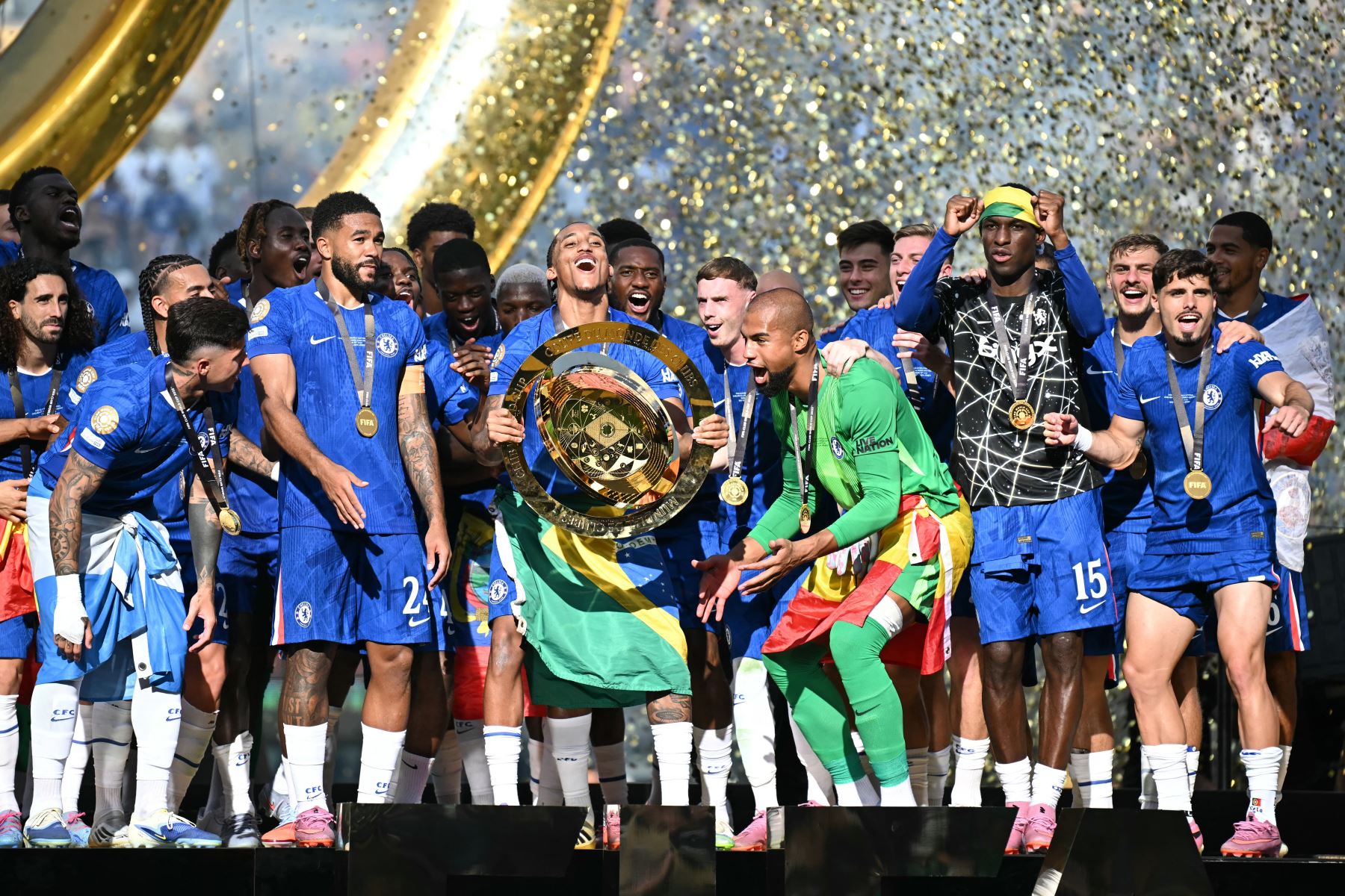 Los jugadores del Chelsea celebran con el trofeo durante la ceremonia de entrega de premios al final de la Copa Mundial de Clubes de la FIFA 2025, luego del último partido de fútbol entre el Chelsea de Inglaterra y el Paris Saint-Germain de Francia en el Estadio MetLife en East Rutherford, Nueva Jersey.
Foto: AFP