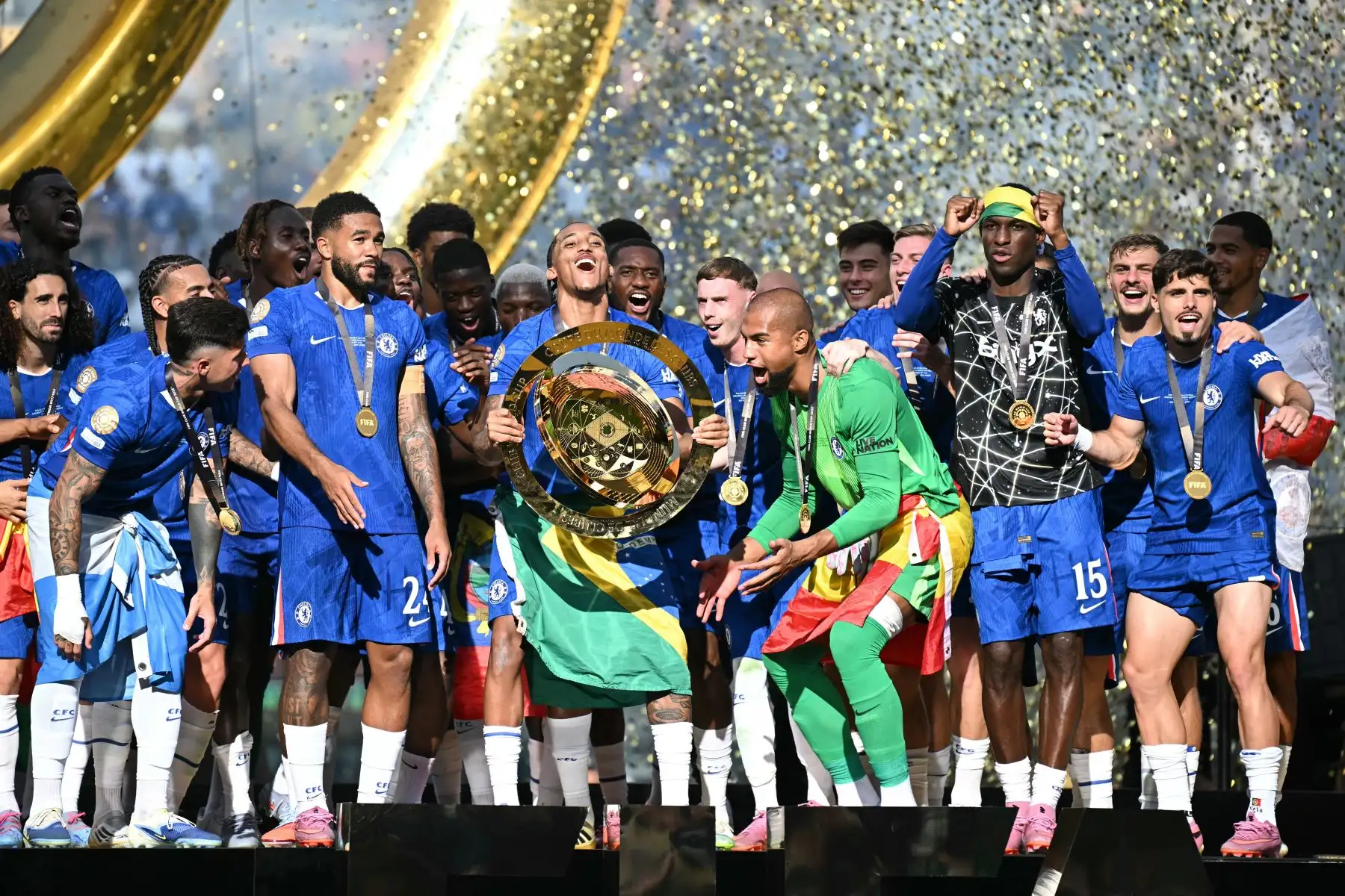 Los jugadores del Chelsea celebran con el trofeo durante la ceremonia de entrega de premios al final de la Copa Mundial de Clubes de la FIFA 2025, luego del último partido de fútbol entre el Chelsea de Inglaterra y el Paris Saint-Germain de Francia en el Estadio MetLife en East Rutherford, Nueva Jersey.
Foto: AFP
