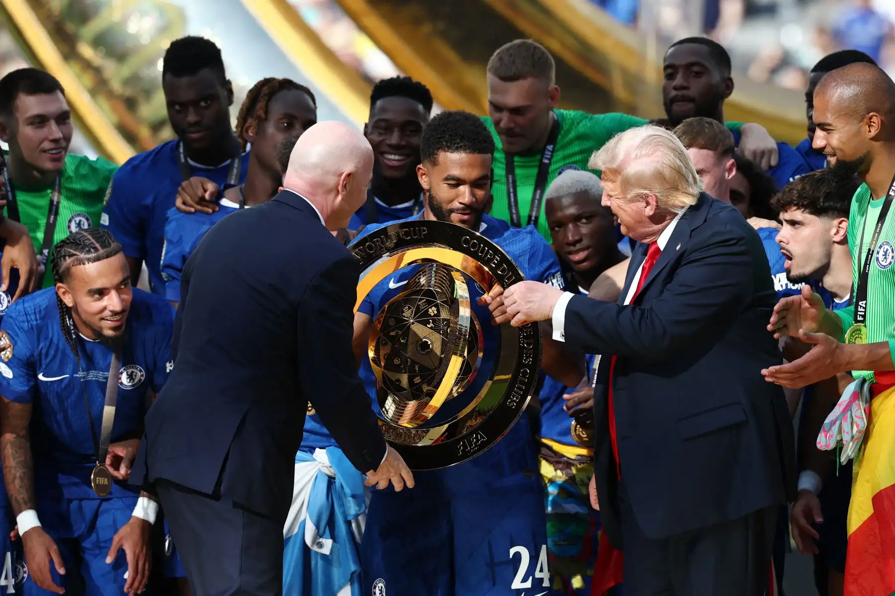 El presidente de la FIFA, Gianni Infantino, y el presidente de los Estados Unidos, Donald Trump, entregan el trofeo al defensor inglés #24 del Chelsea, Reece James, durante la ceremonia de premiación de los campeones de la Copa Mundial de Clubes de la FIFA 2025, luego del último partido de fútbol entre el Chelsea de Inglaterra y el Paris Saint-Germain de Francia en el MetLife Stadium en East Rutherford, Nueva Jersey.
Foto: AFP