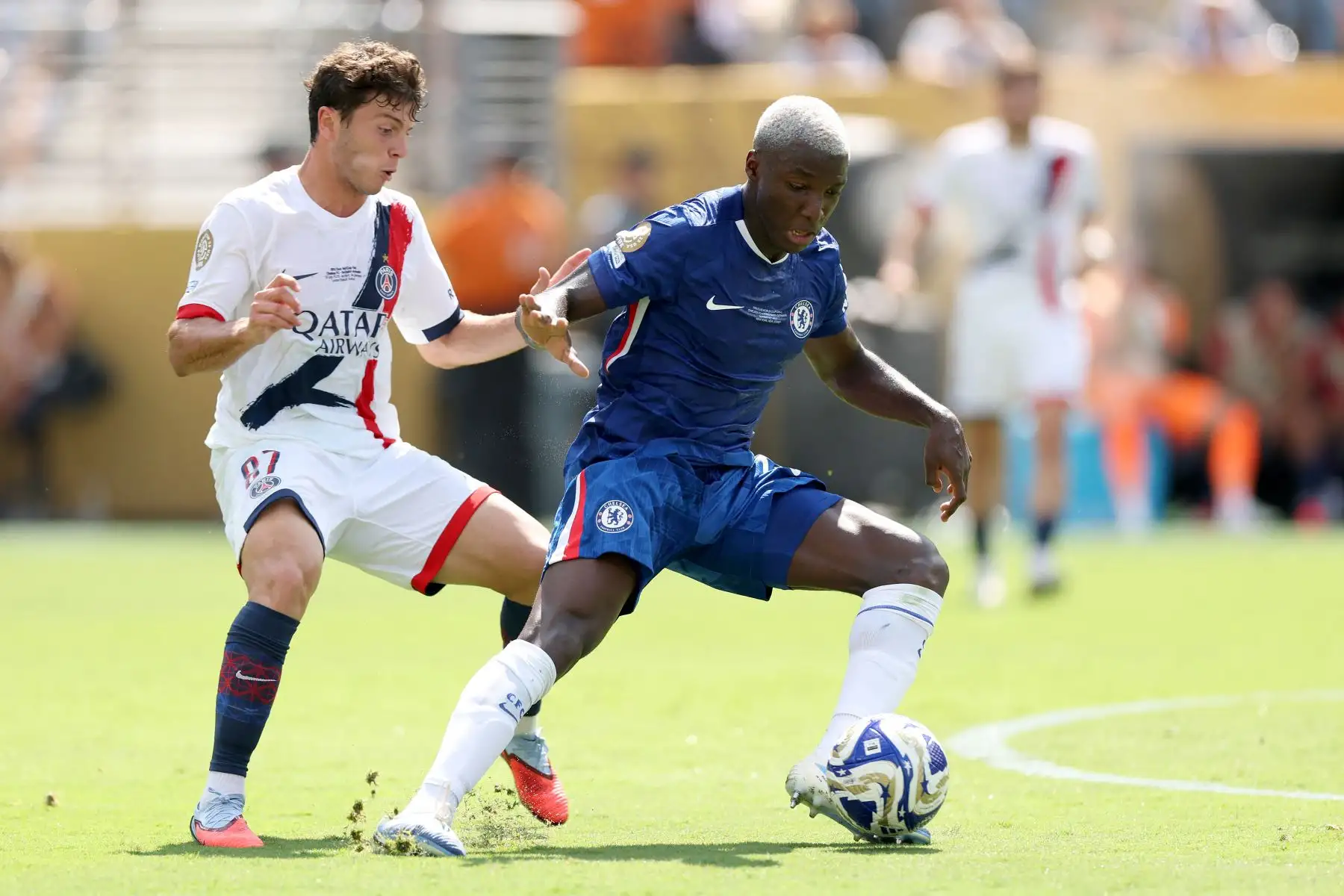 Moisés Caicedo del Chelsea FC es desafiado por João Neves  del Paris Saint-Germain durante la final de la Copa Mundial de Clubes de la FIFA 2025 entre el Chelsea FC y el Paris Saint-Germain en el Estadio MetLife.
Foto: AFP