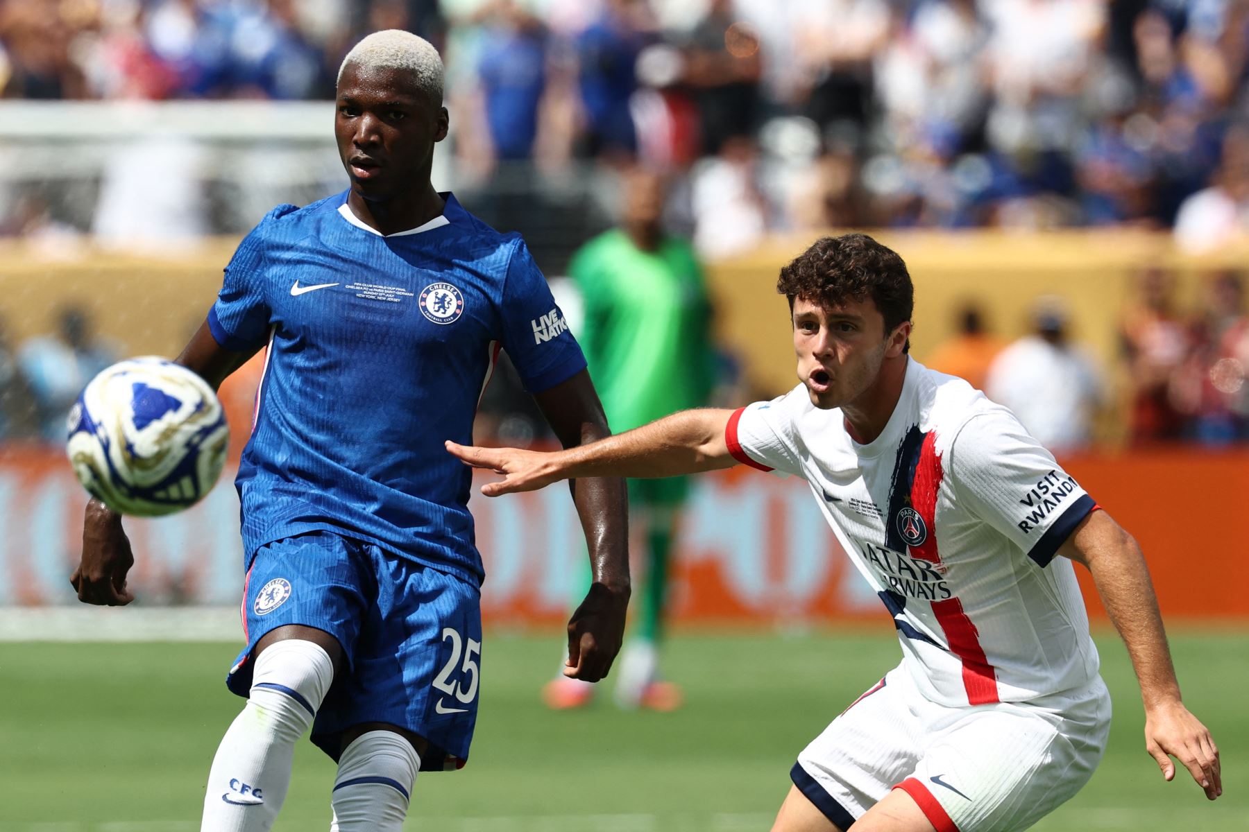 El mediocampista ecuatoriano  del Chelsea, Moisés Caicedo, y el mediocampista portugués del Paris Saint-Germain, Joao Pedro Goncalves Neves , luchan por el balón durante el partido final de la Copa Mundial de Clubes de la FIFA 2025 entre el Chelsea de Inglaterra y el Paris Saint-Germain de Francia en el MetLife Stadium en East Rutherford, Nueva Jersey.
Foto: AFP