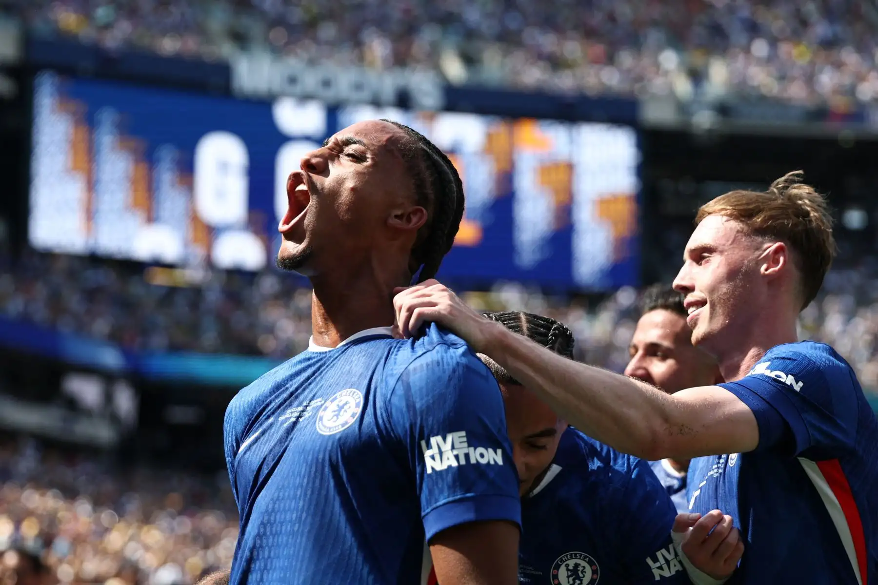 El delantero brasileño del Chelsea, Joao Pedro , celebra el tercer gol de su equipo con el mediocampista inglés  del Chelsea, Cole Palmer, durante la final de la Copa Mundial de Clubes de la FIFA 2025 entre el Chelsea de Inglaterra y el Paris Saint-Germain de Francia en el MetLife Stadium en East Rutherford, Nueva Jersey.
Foto: AFP
