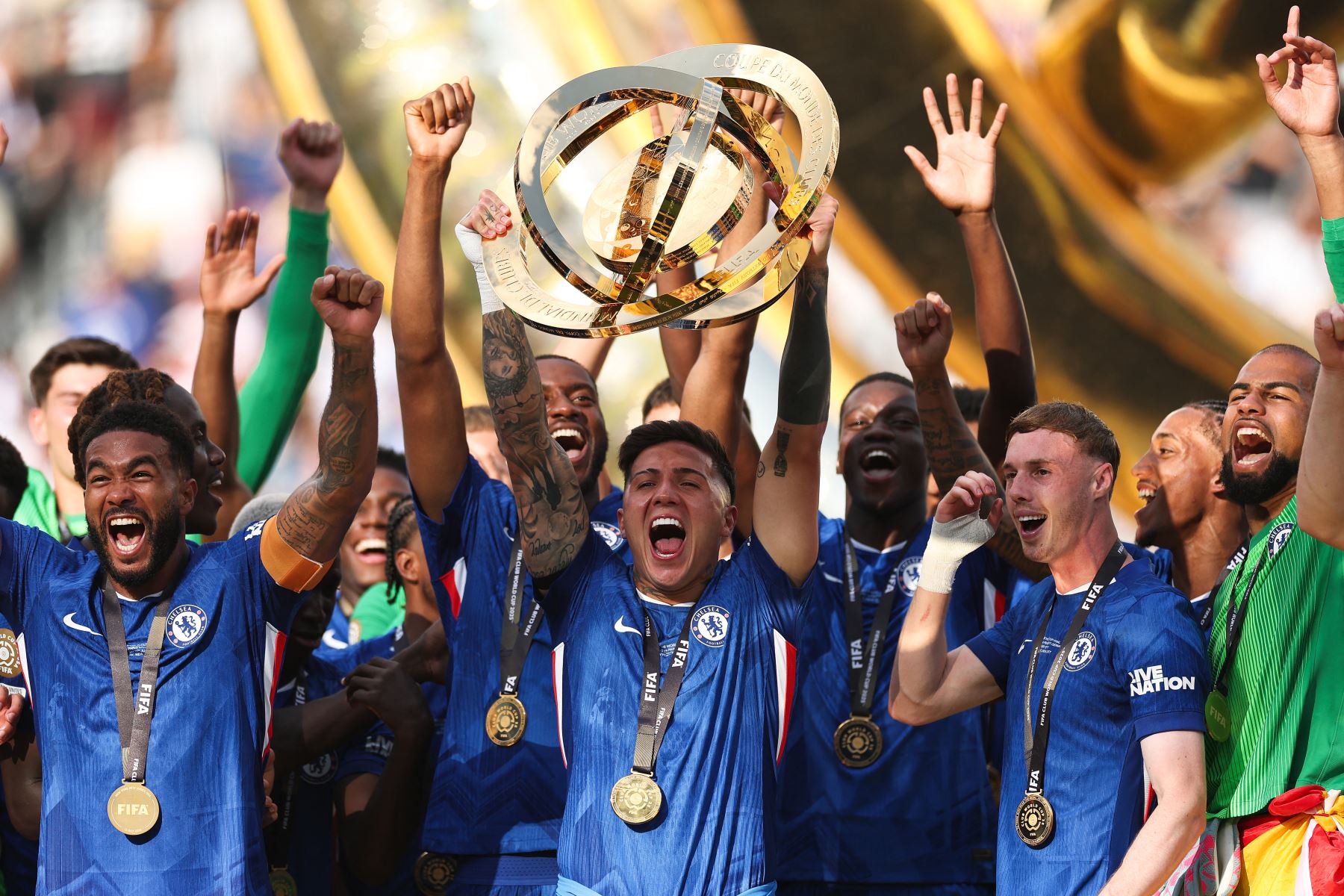 Enzo Fernández del Chelsea FC, levanta el trofeo de la Copa Mundial de Clubes de la FIFA tras la victoria de su equipo en la final de la Copa Mundial de Clubes de la FIFA 2025 entre el Chelsea FC y el Paris Saint-Germain en el Estadio MetLife el 13 de julio de 2025 en East Rutherford, Nueva Jersey. 
Foto: AFP