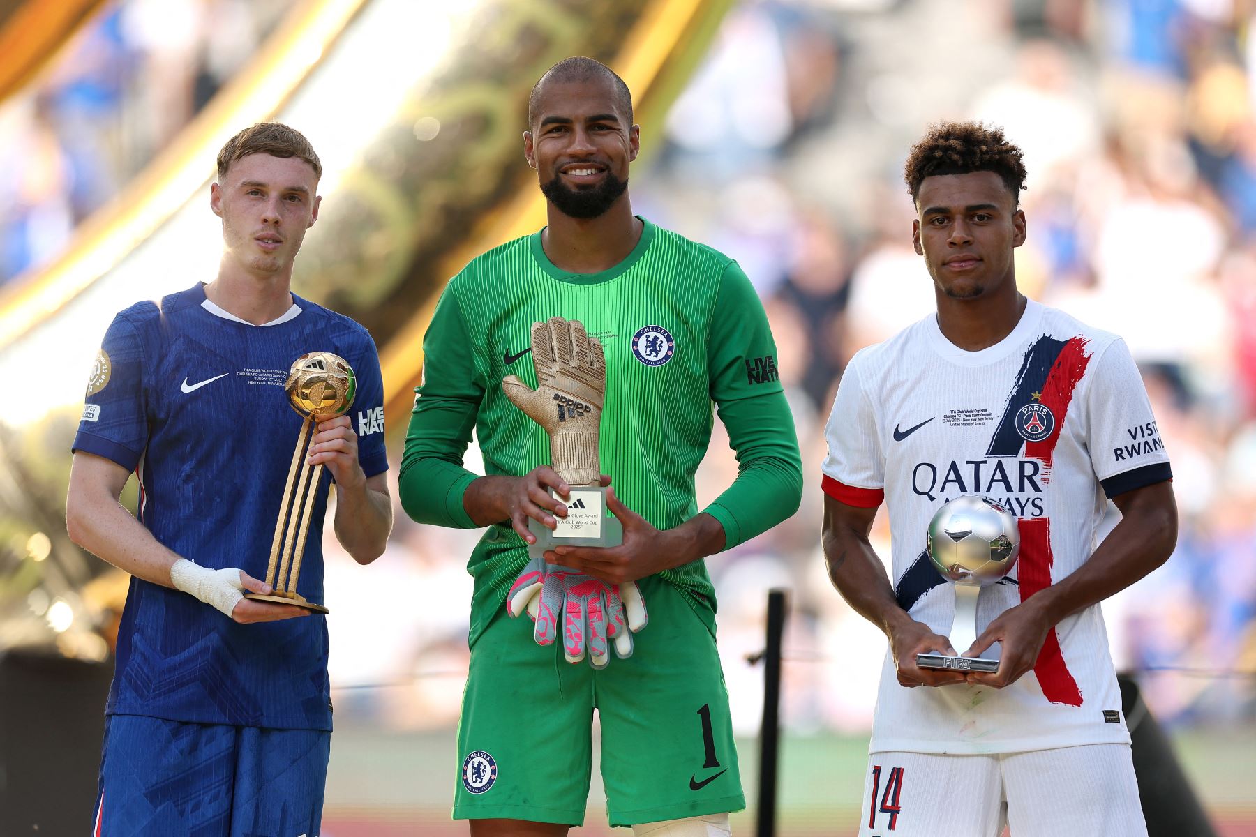 Cole Palmer  del Chelsea FC con el Balón de Oro adidas, Robert Sanchez  del Chelsea FC con el Guante de Oro adidas y Desire Doue  del Paris Saint-Germain con el Premio al Mejor Jugador Joven de la FIFA, otorgado por Panini, posan para una foto durante la final de la Copa Mundial de Clubes de la FIFA 2025 entre el Chelsea FC y el Paris Saint-Germain en el Estadio MetLife.
Foto: AFP