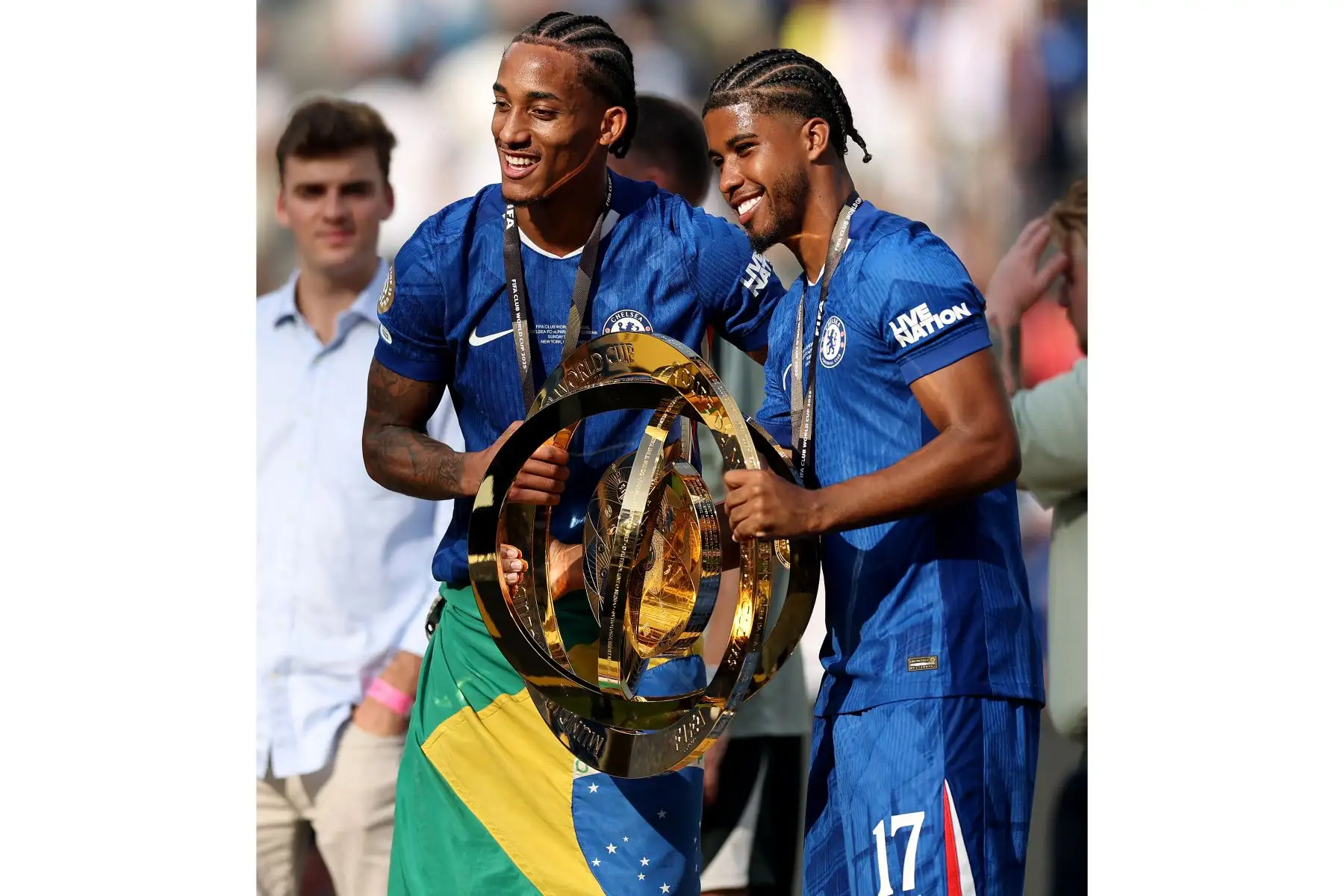 João Pedro y Andrey Santos  del Chelsea FC posan para una foto con el trofeo de la Copa Mundial de Clubes de la FIFA tras la final de la Copa Mundial de Clubes de la FIFA 2025 entre el Chelsea FC y el Paris Saint-Germain en el Estadio MetLife.
Foto: AFP