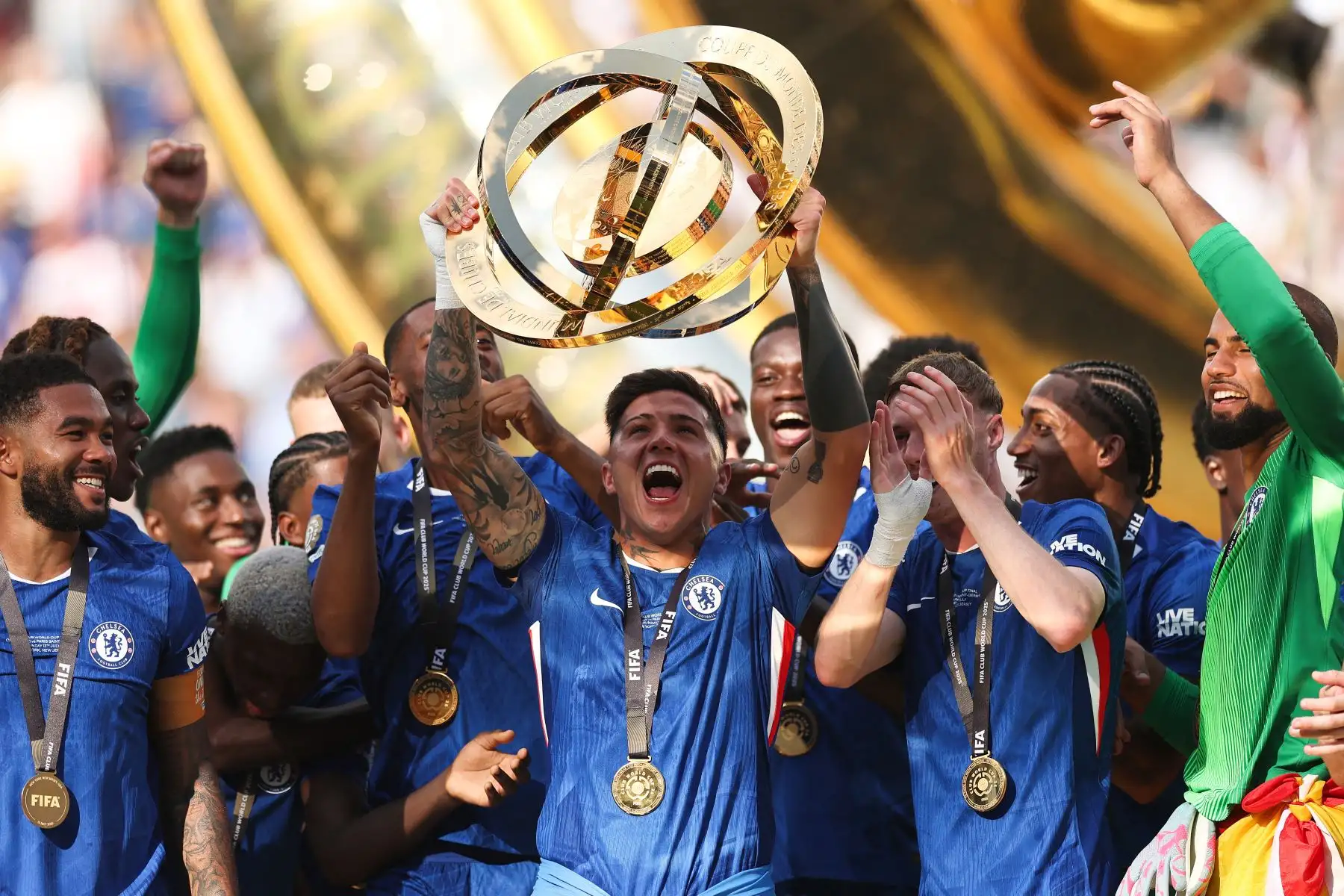 Enzo Fernández del Chelsea FC, levanta el trofeo de la Copa Mundial de Clubes de la FIFA tras la victoria de su equipo en la final de la Copa Mundial de Clubes de la FIFA 2025 entre el Chelsea FC y el Paris Saint-Germain en el Estadio MetLife.
Foto: AFP