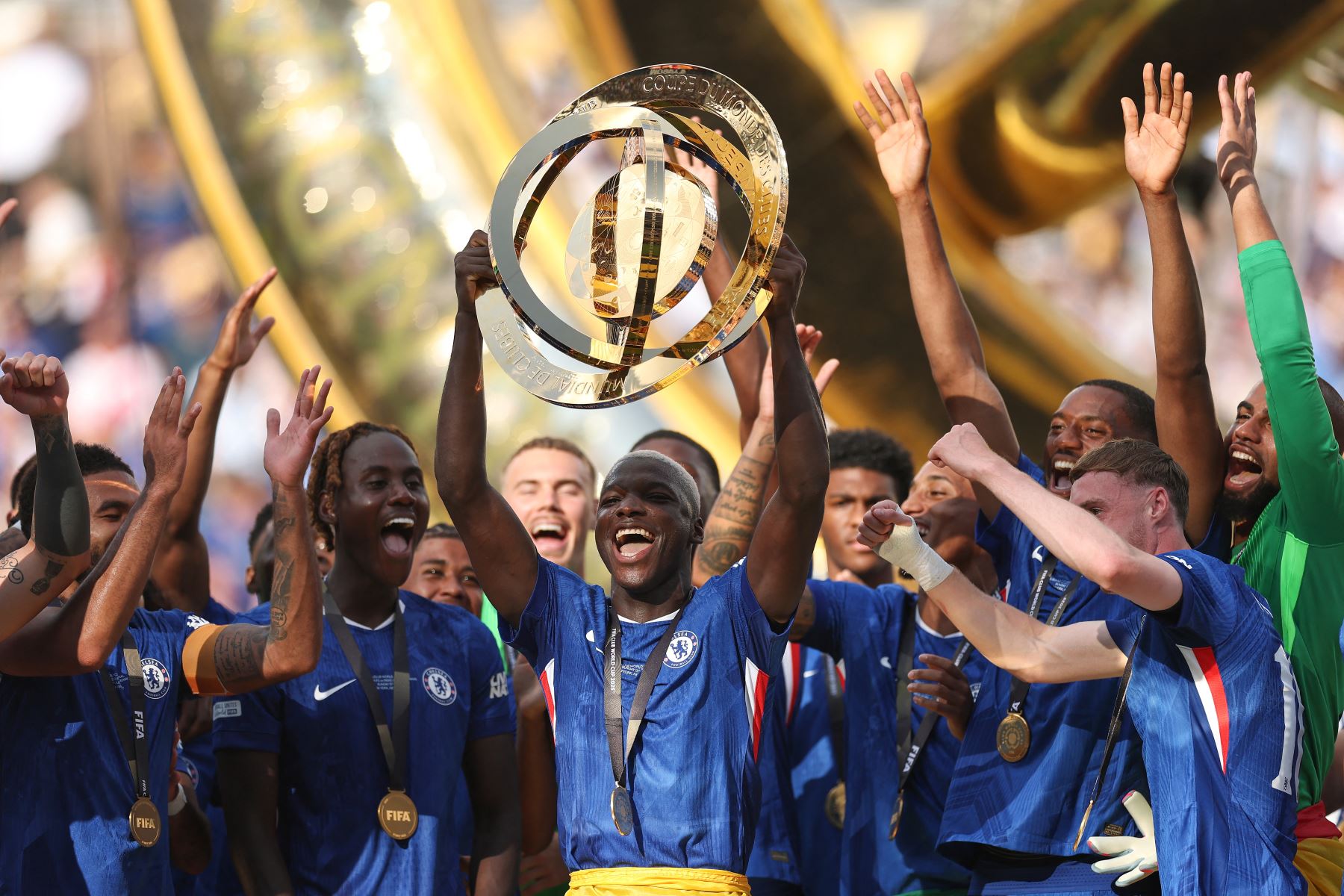 Moisés Caicedo del Chelsea FC, levanta el trofeo de la Copa Mundial de Clubes de la FIFA tras la victoria de su equipo en la final de la Copa Mundial de Clubes de la FIFA 2025 entre el Chelsea FC y el Paris Saint-Germain en el Estadio MetLife.
Foto: AFP