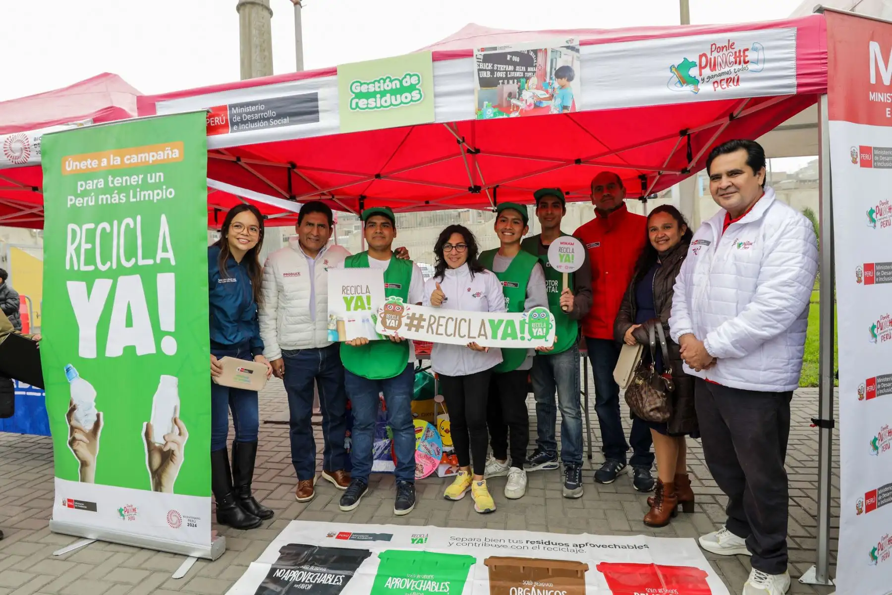 La ministra de Desarrollo e Inclusión Social, Leslie Urteaga, participó  del evento Deporsaludable: “Come con Punche”, en el Complejo Deportivo Andrés Avelino Cáceres en Villa María del Triunfo, que contó con la participación de cientos de estudiantes del distrito.
Foto: Midis