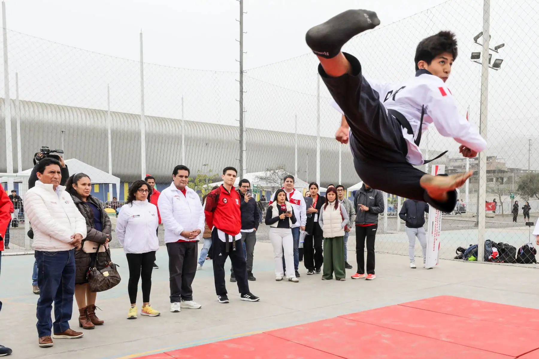 La ministra de Desarrollo e Inclusión Social, Leslie Urteaga, participó  del evento Deporsaludable: “Come con Punche”, en el Complejo Deportivo Andrés Avelino Cáceres en Villa María del Triunfo, que contó con la participación de cientos de estudiantes del distrito.
Foto: Midis