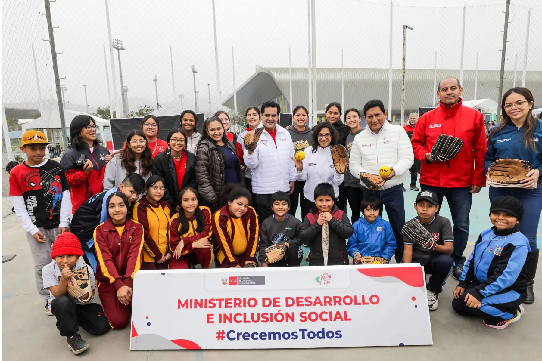La ministra de Desarrollo e Inclusión Social, Leslie Urteaga, participó  del evento Deporsaludable: “Come con Punche”, en el Complejo Deportivo Andrés Avelino Cáceres en Villa María del Triunfo, que contó con la participación de cientos de estudiantes del distrito.
Foto: Midis