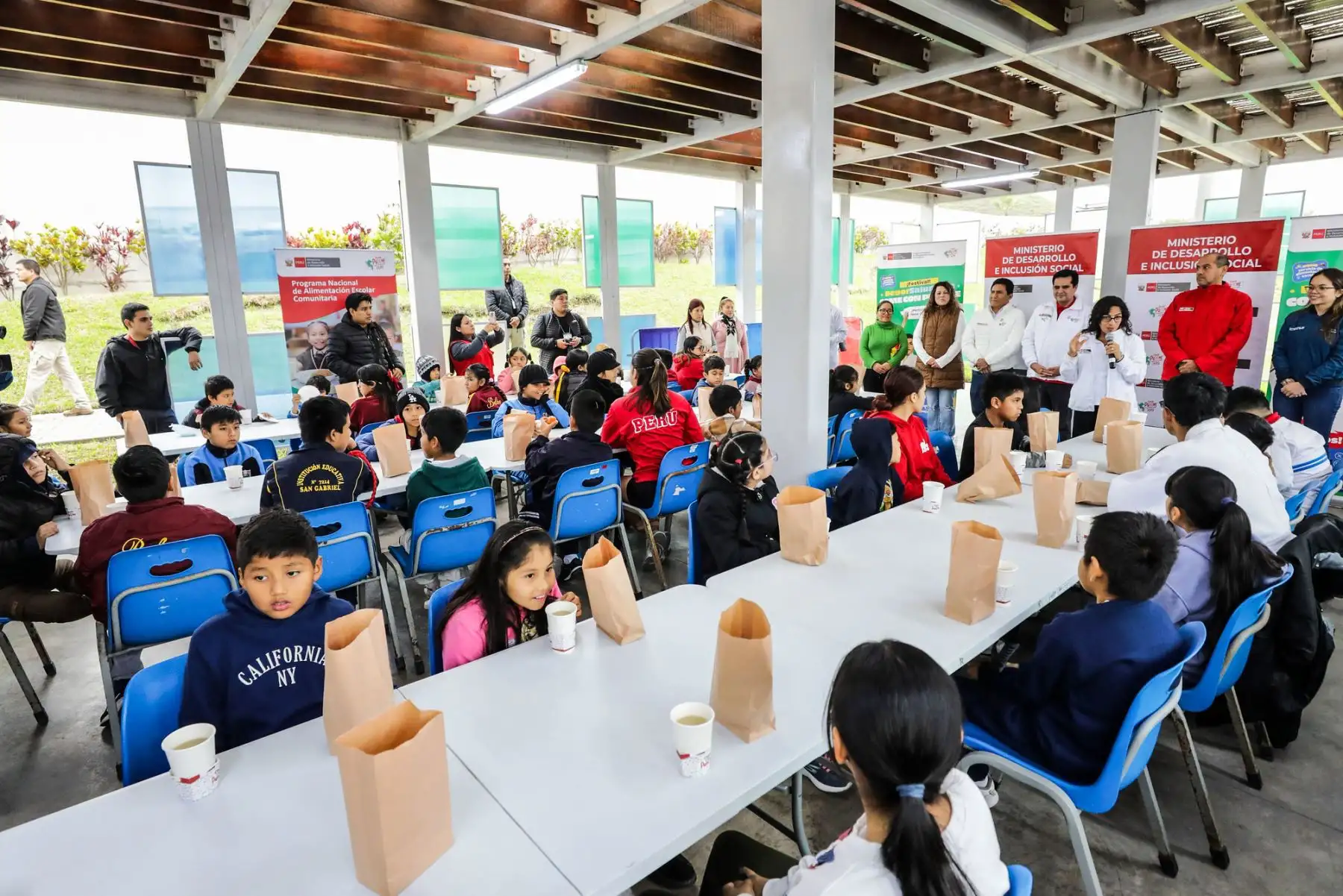 La ministra de Desarrollo e Inclusión Social, Leslie Urteaga, participó  del evento Deporsaludable: “Come con Punche”, en el Complejo Deportivo Andrés Avelino Cáceres en Villa María del Triunfo, que contó con la participación de cientos de estudiantes del distrito.
Foto: Midis