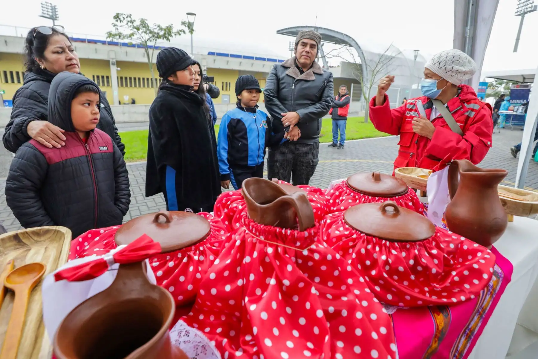 La ministra de Desarrollo e Inclusión Social, Leslie Urteaga, participó  del evento Deporsaludable: “Come con Punche”, en el Complejo Deportivo Andrés Avelino Cáceres en Villa María del Triunfo, que contó con la participación de cientos de estudiantes del distrito.
Foto: Midis