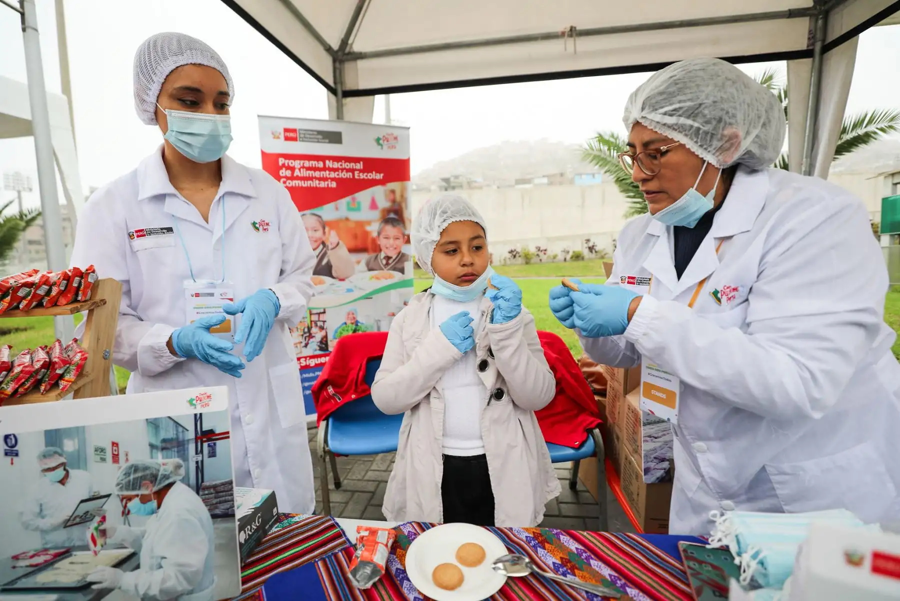 La ministra de Desarrollo e Inclusión Social, Leslie Urteaga, participó  del evento Deporsaludable: “Come con Punche”, en el Complejo Deportivo Andrés Avelino Cáceres en Villa María del Triunfo, que contó con la participación de cientos de estudiantes del distrito.
Foto: Midis