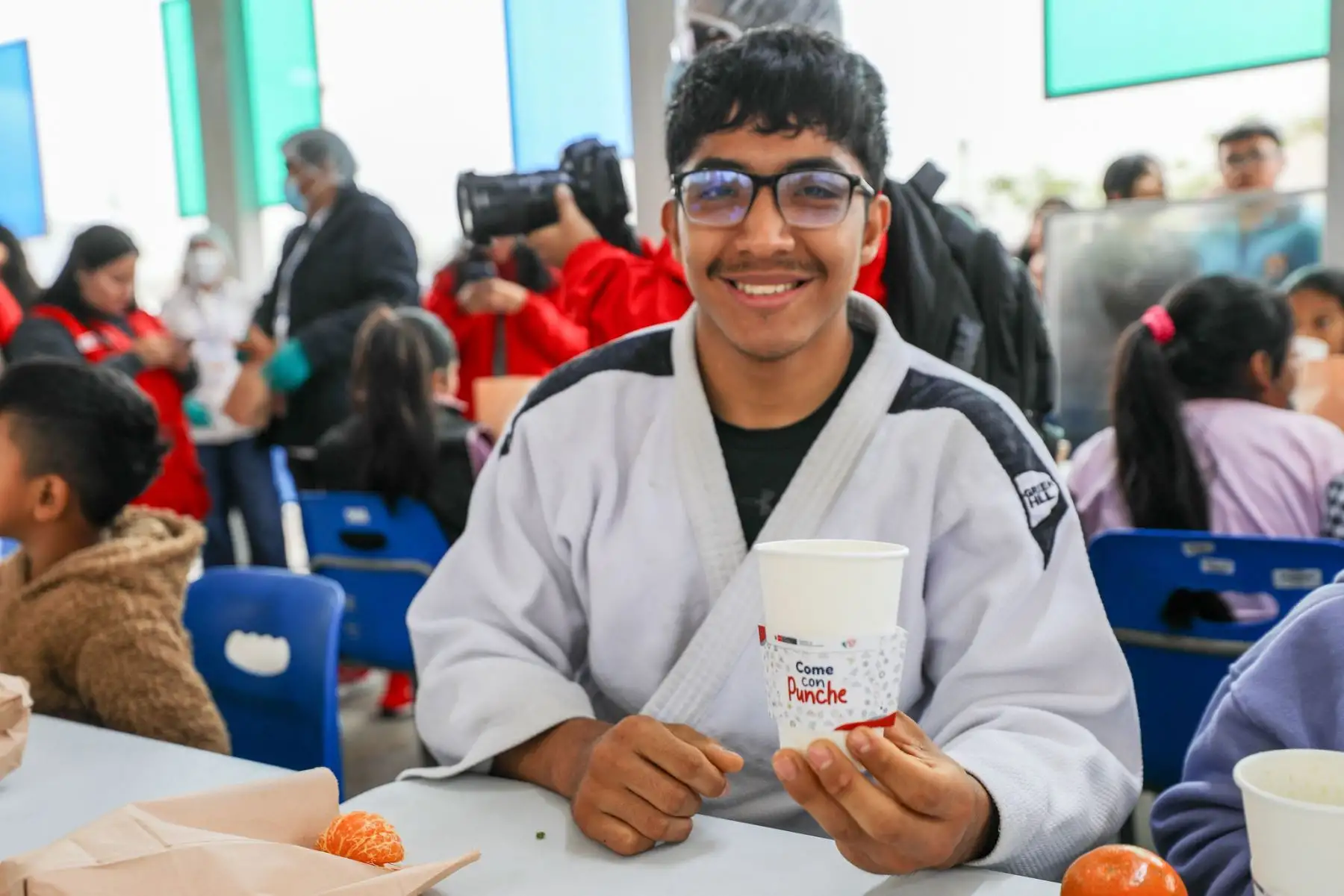La ministra de Desarrollo e Inclusión Social, Leslie Urteaga, participó  del evento Deporsaludable: “Come con Punche”, en el Complejo Deportivo Andrés Avelino Cáceres en Villa María del Triunfo, que contó con la participación de cientos de estudiantes del distrito.
Foto: Midis