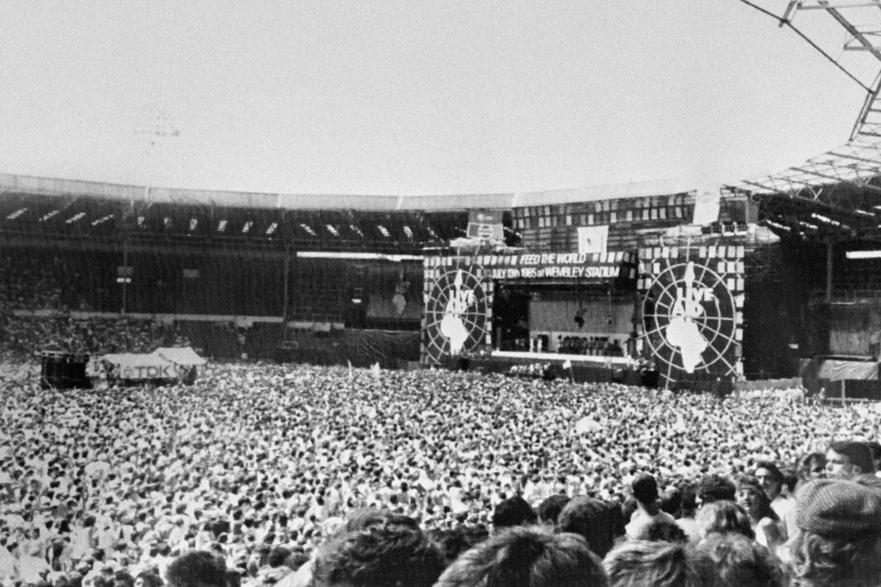 Fotografía tomada el 13 de julio de 1985 en Londres del estadio de Wembley al comienzo del concierto "Live Aid", considerado el mayor evento de rock del mundo.
Foto: AFP