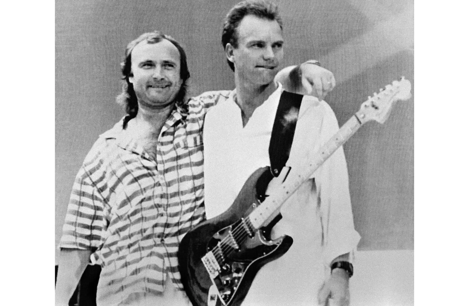 Los cantantes británicos Phil Collins y Sting posan tras su actuación el 13 de julio de 1985 en el estadio de Wembley de Londres durante el concierto "Live Aid", considerado el mayor evento de rock del mundo.
Foto: AFP