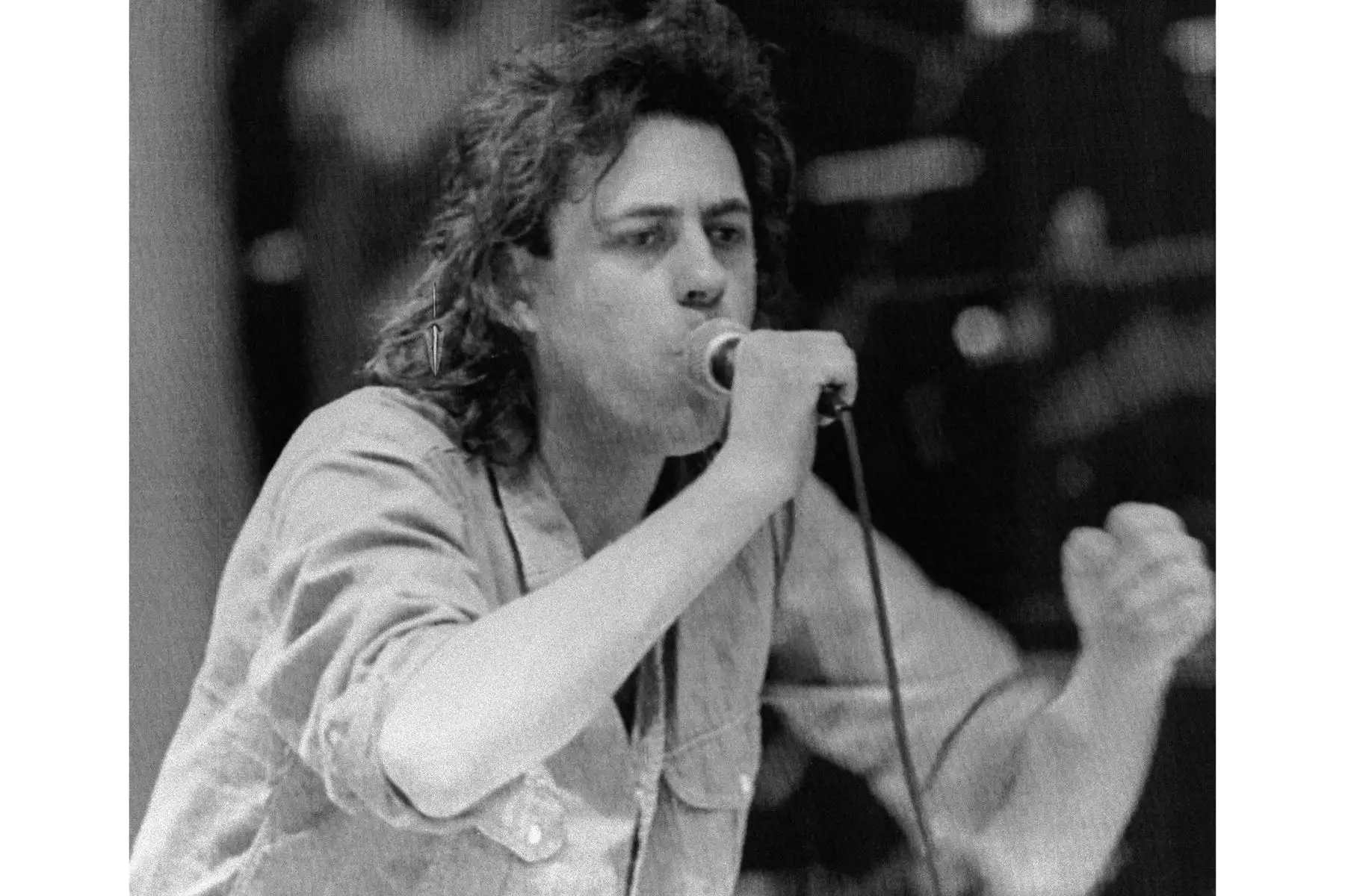 Fotografía tomada el 13 de julio de 1985 en el estadio de Wembley de Londres, del cantante de Boomtown Rats, Bob Geldof, durante el concierto "Live Aid", considerado el mayor evento de rock del mundo. El maratón musical de 16 horas organizado por Geldof recaudó fondos para ayudar a los necesitados en África.
Foto: AFP