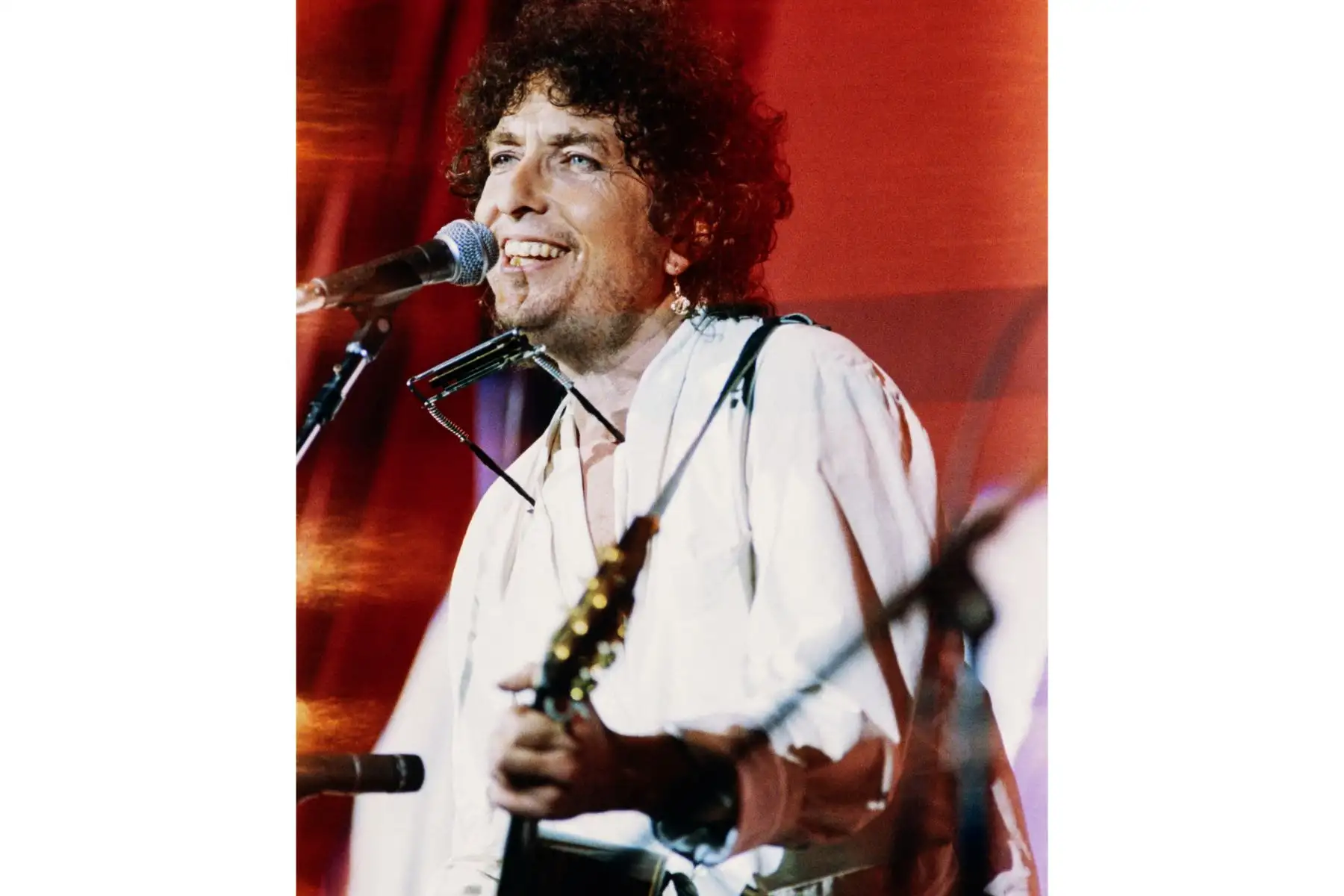 El cantante estadounidense Bob Dylan actúa en el escenario durante el primer concierto internacional en vivo contra el hambre en África, en el estadio JFK, en Filadelfia, el 13 de julio de 1985.
Foto: AFP