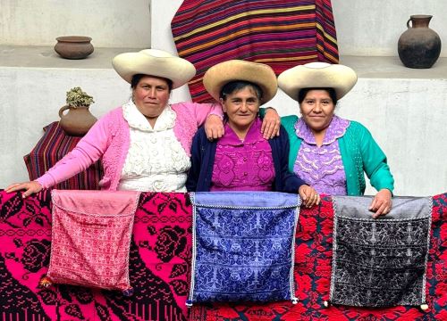 Las maestras artesanas cajamarquinas Lucila Romero Mendoza, Dorila Romero Hernández y María Celidonia Chuquijajas Saman llevarán su arte de origen ancestral a la Universidad de California, en Estados Unidos, ANDINA/Difusión