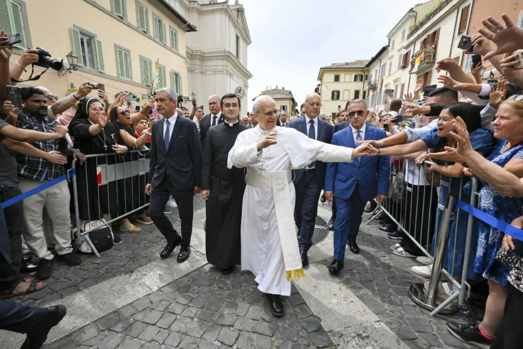 El papa León XIV saluda al llegar en su papamóvil para presidir una misa en la Parroquia Pontificia de Santo Tomás de Villanueva, en la residencia papal de verano de Castel Gandolfo, a 40 km al sureste de Roma. Foto: AFP