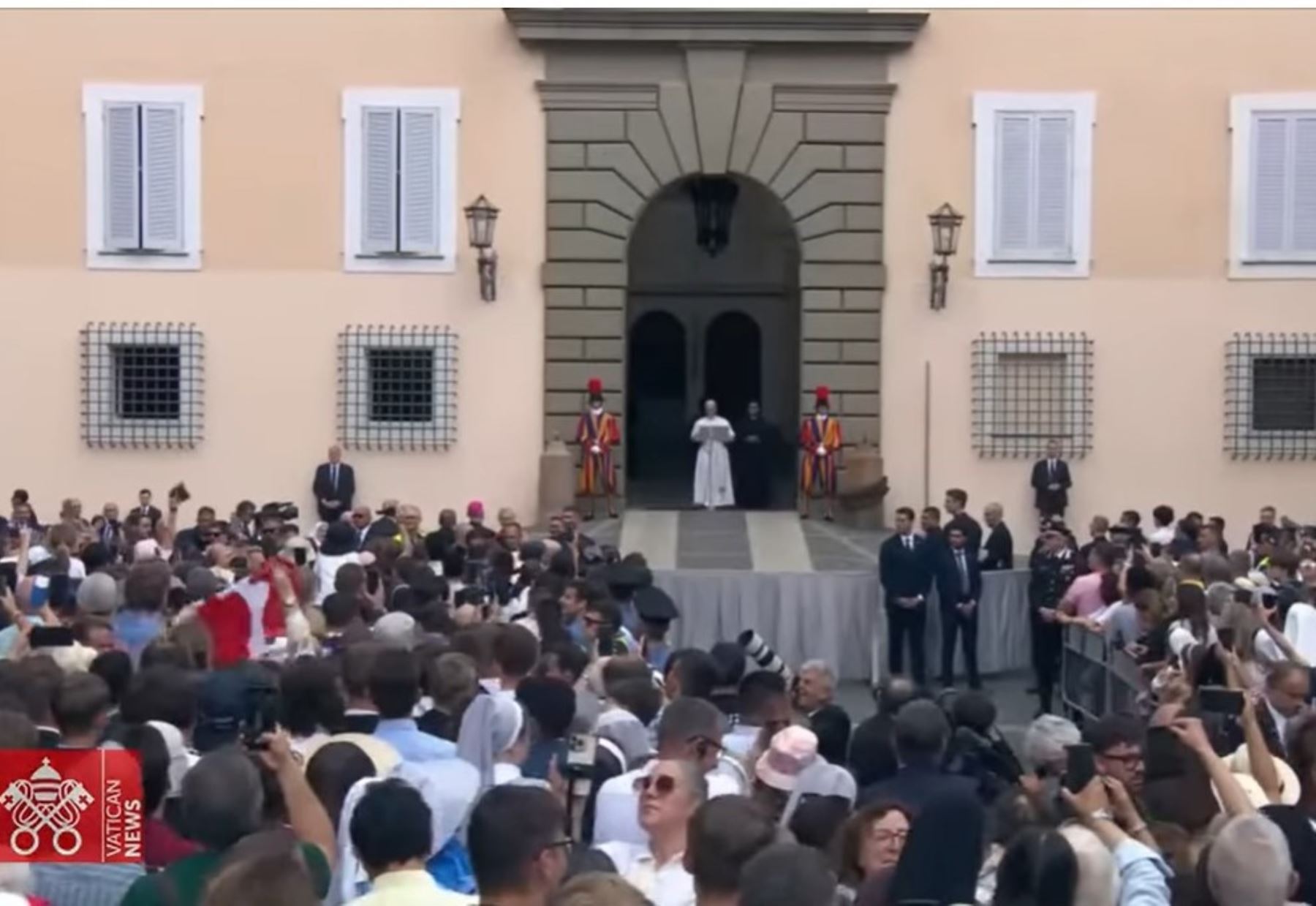El momento en que el papa León XIV saluda a la delegación de la comunidad agustina de Chiclayo al final del rezo del Angelus, los asistentes agitaron una bandera peruana.