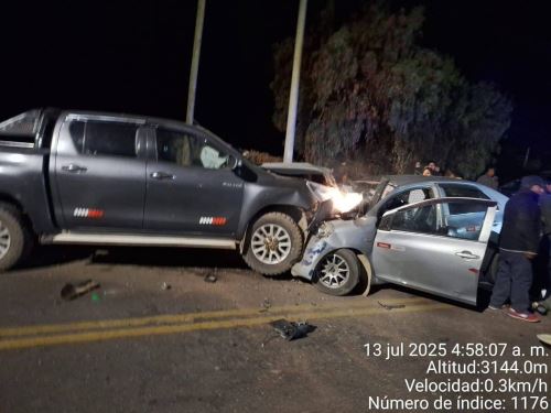 Una camioneta y un automóvil protagonizaron un choque frontal con trágicas consecuencias en la vía Cusco - Sicuani. El accidente dejó dos personas fallecidas y dos heridas de gravedad.