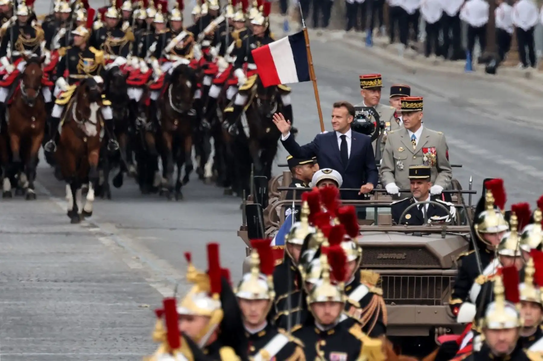 El presidente de Francia, Emmanuel Macron, encabeza el tradicional desfile militar en los Campos Elíseos, conmemorando el Día de la Bastilla. Foto: AFP