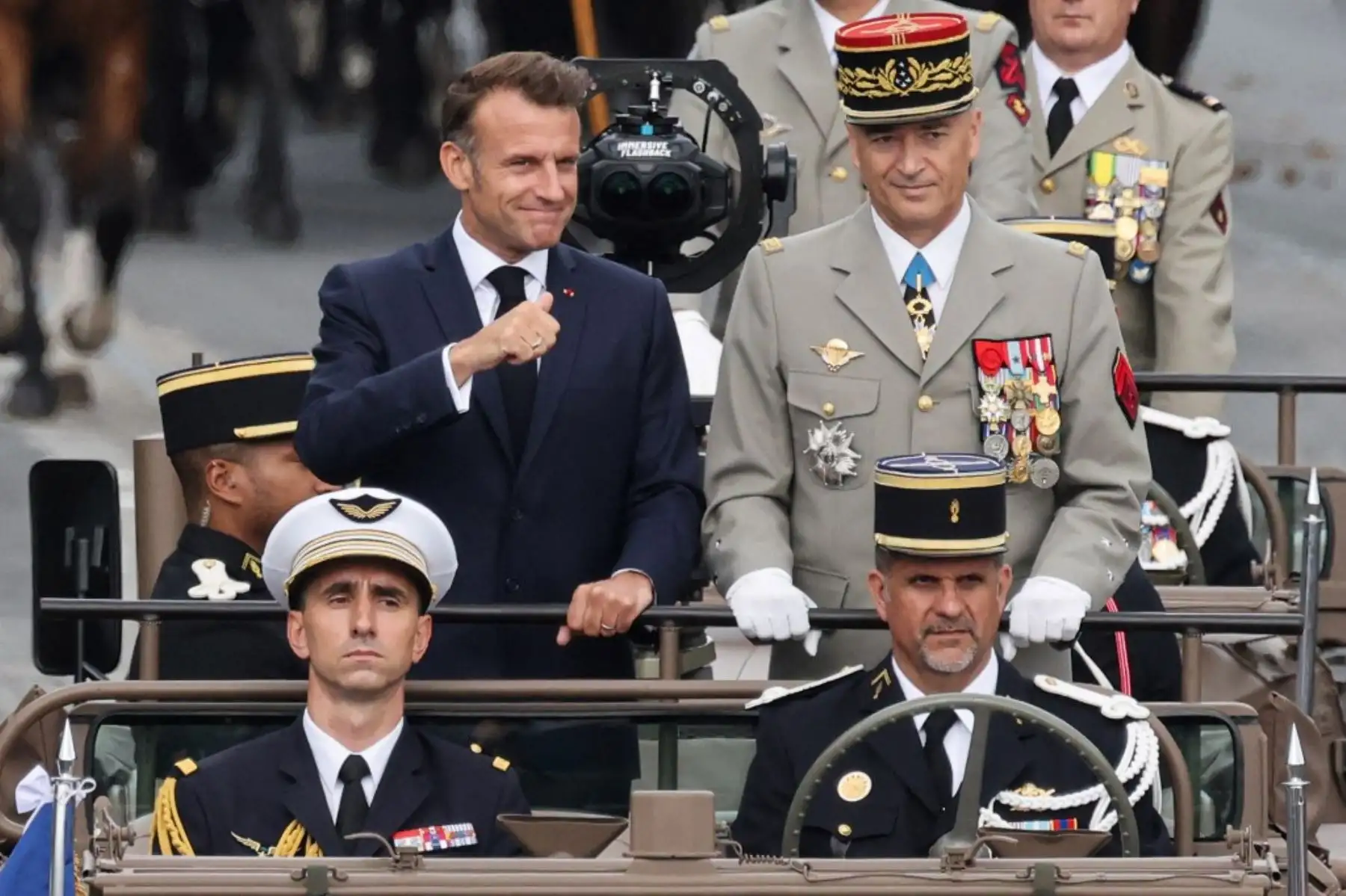 El presidente de Francia, Emmanuel Macron, saluda a las tropas durante la ceremonia por el 14 de julio, símbolo de la Revolución Francesa. Foto: AFP
