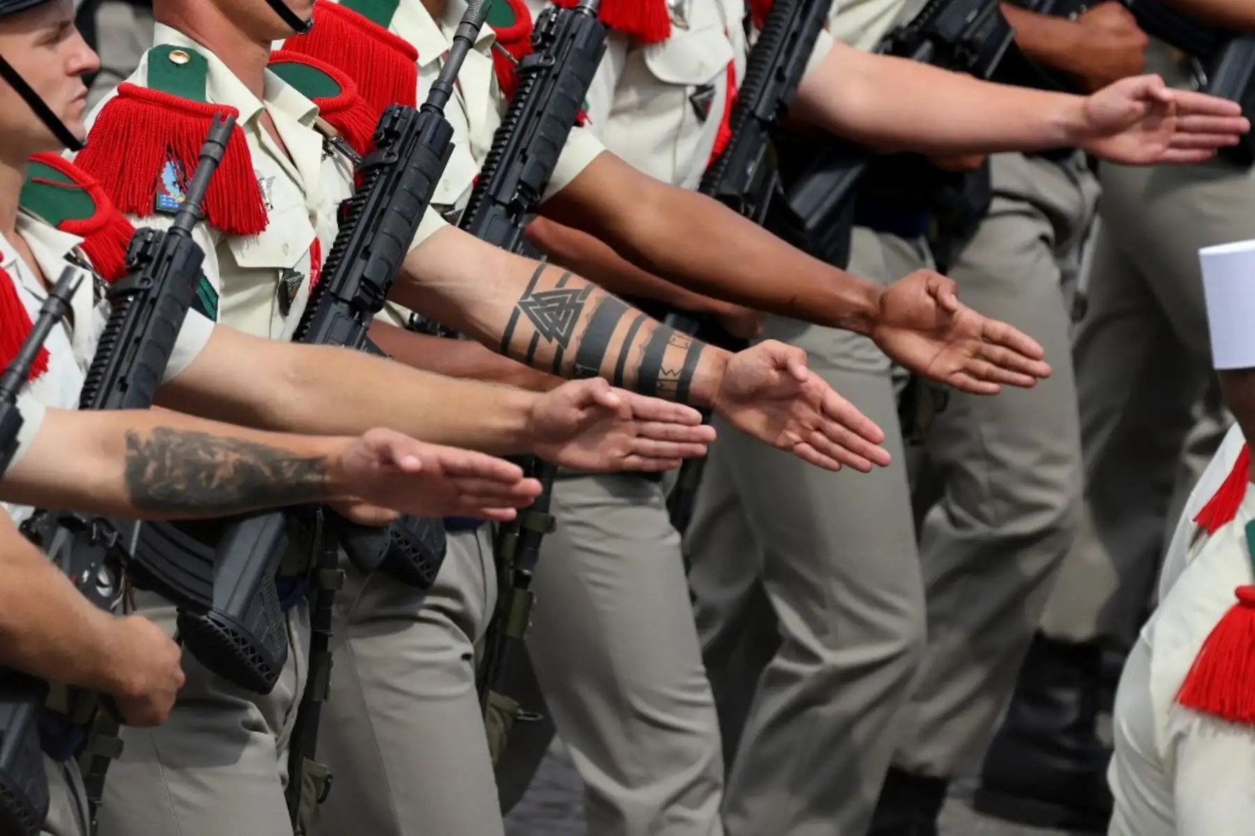 El desfile militar en los Campos Elíseos marca el inicio de las celebraciones por el Día de la Bastilla en París. Foto: AFP