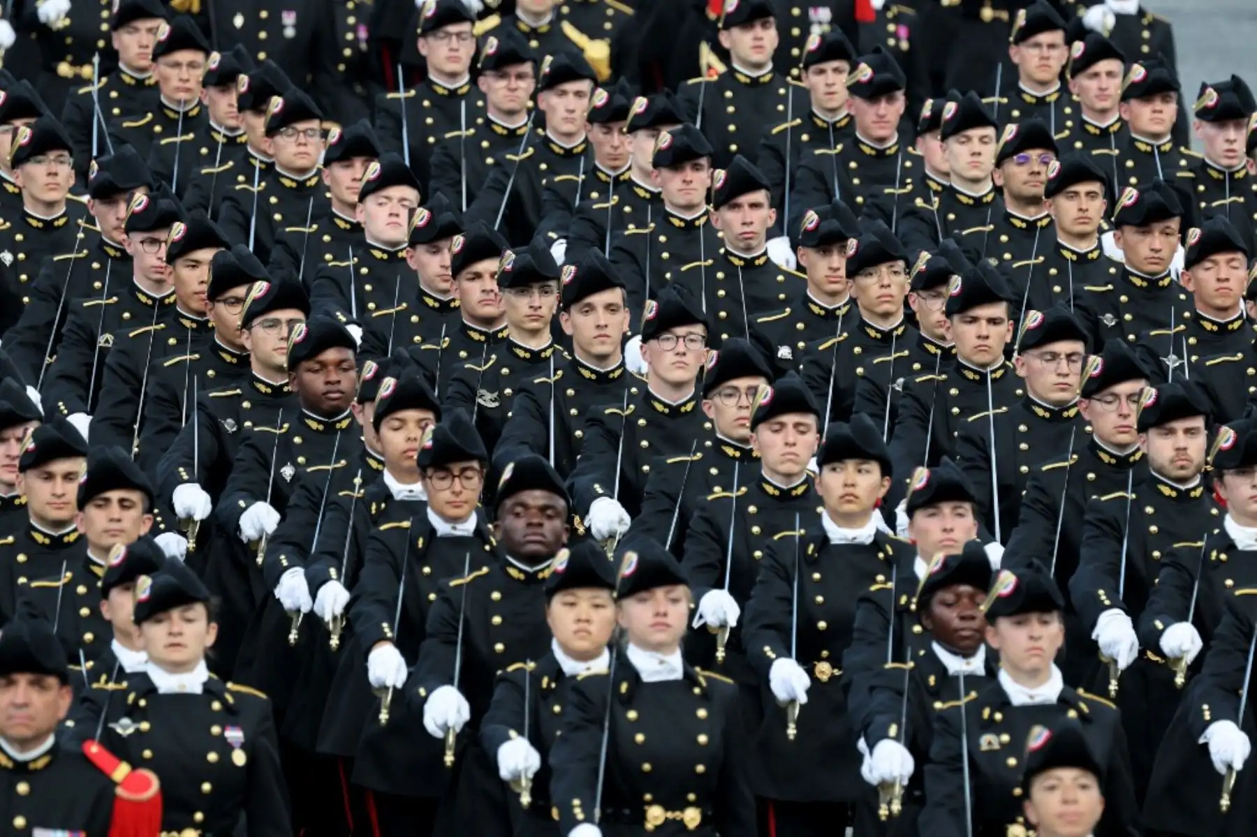 El desfile militar en los Campos Elíseos marca el inicio de las celebraciones por el Día de la Bastilla en París. Foto: AFP