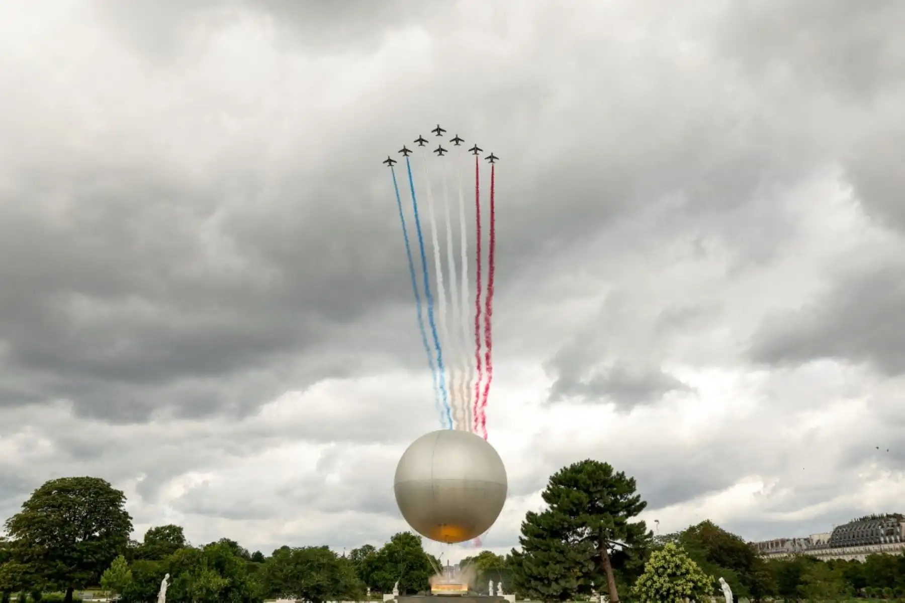 Aviones militares sobrevolando la capital francesa, dejando estelas con los colores de la bandera nacional. Foto: AFP