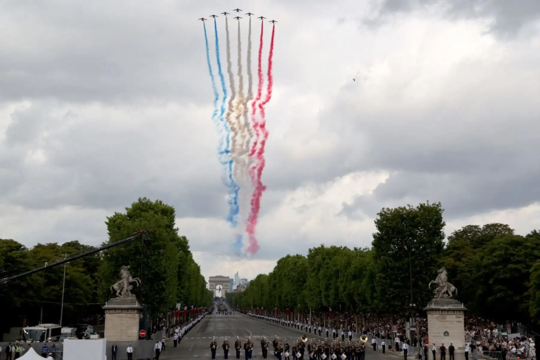 Aviones militares sobrevolando la capital francesa, dejando estelas con los colores de la bandera nacional. Foto: AFP