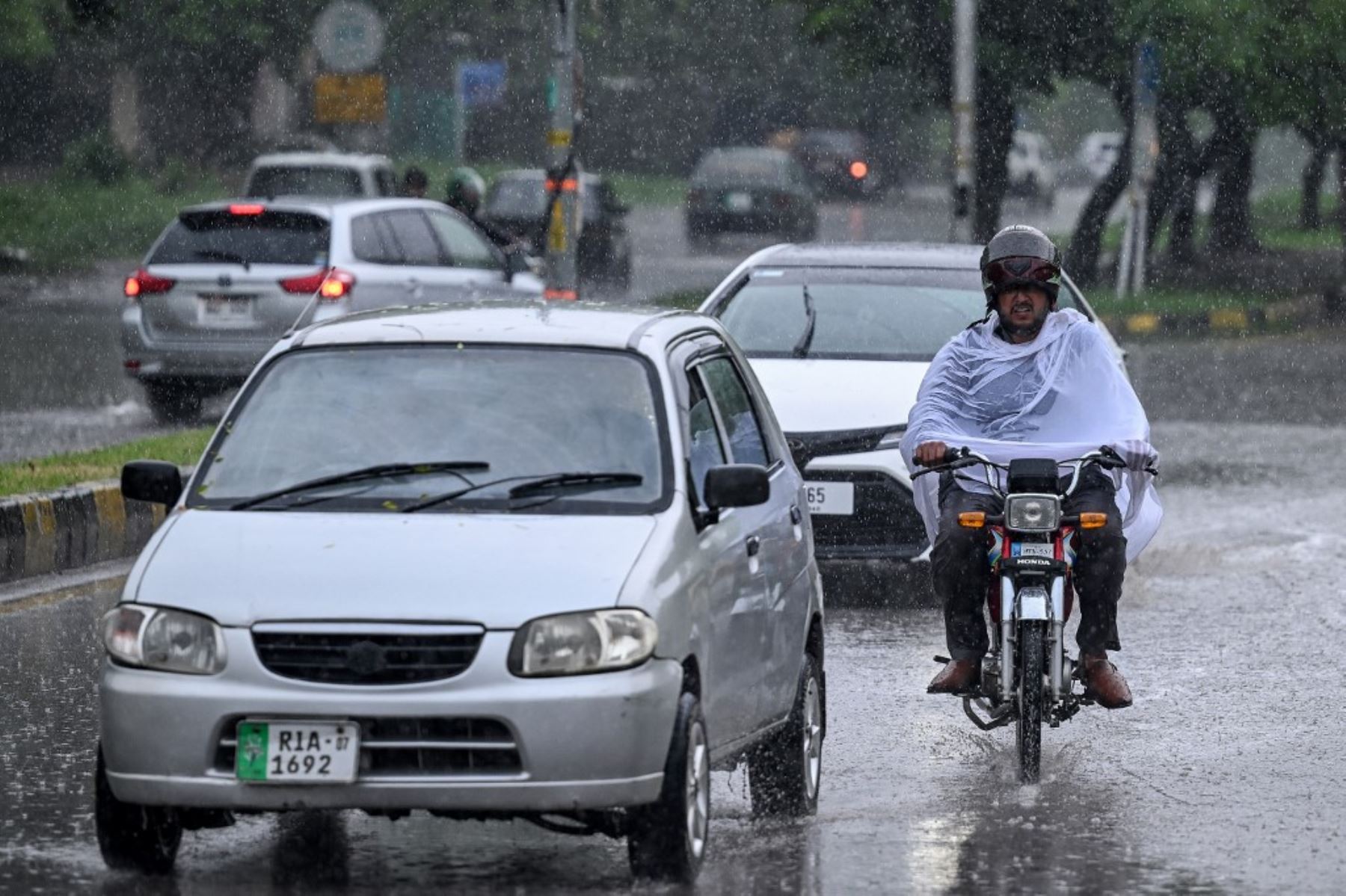 Los viajeros se desplazan por la carretera durante las lluvias monzónicas en Islamabad. Las lluvias monzónicas en Pakistán se han relacionado con más de 110 muertes, incluidas docenas de niños, desde que llegaron a fines de junio, según cifras del gobierno publicadas. Foto: AFP