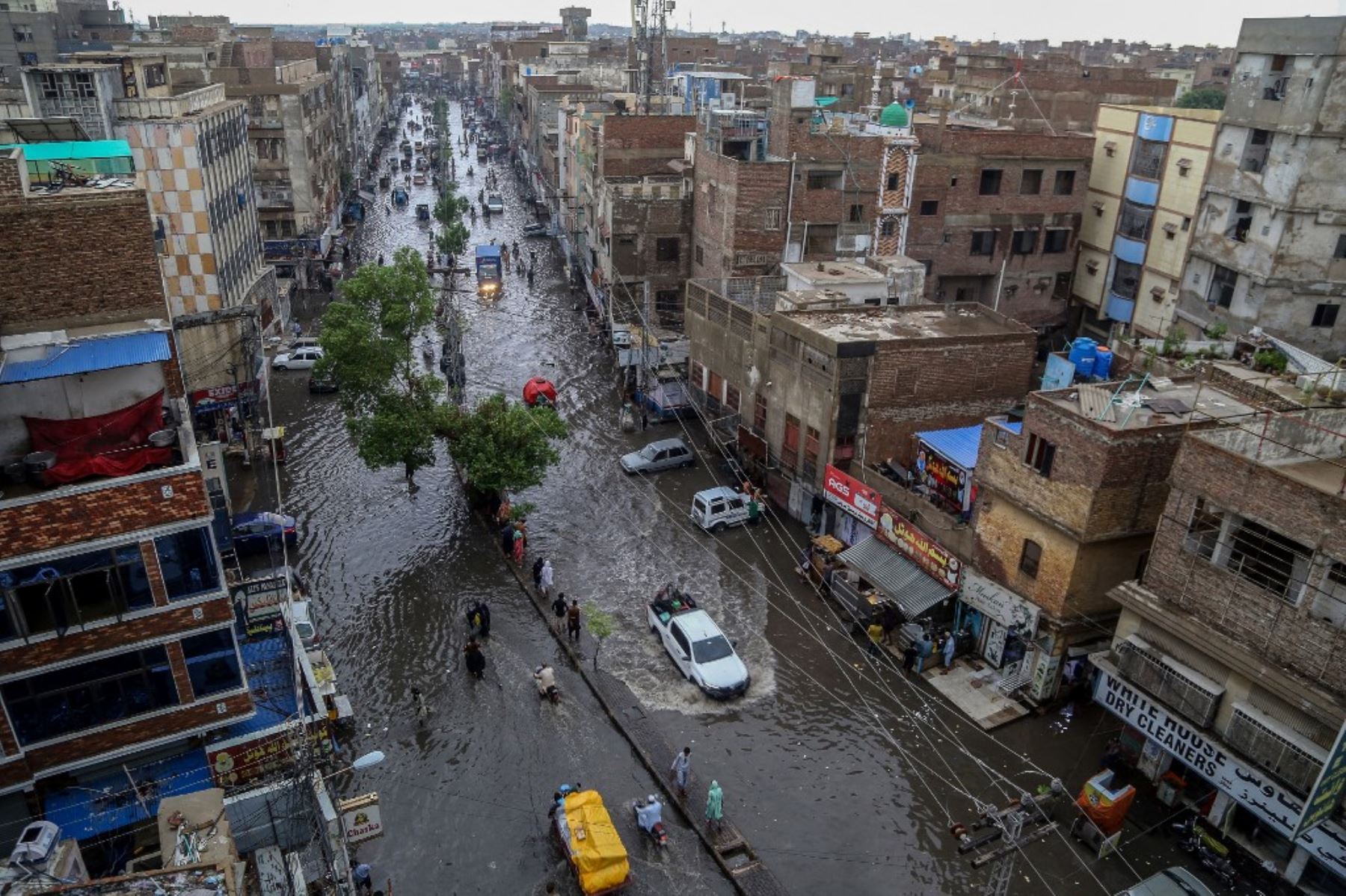 Las lluvias monzónicas en Pakistán se han relacionado con más de 110 muertes, incluidas docenas de niños, desde que llegaron a fines de junio, según cifras del gobierno publicadas. AFP